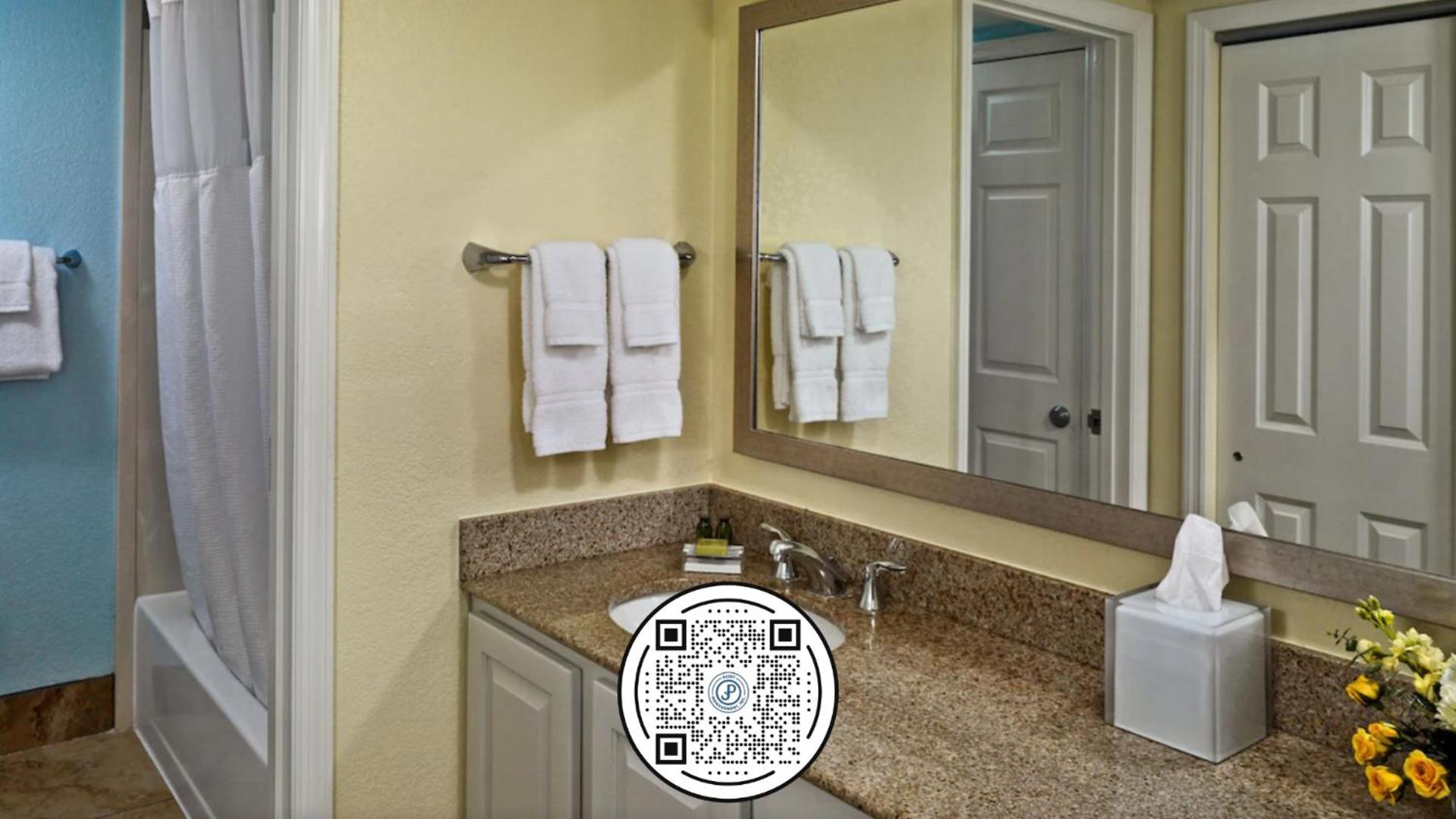 Studio Suite Queen Mobility Access Tub photo 3