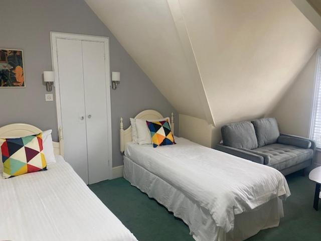Twin Room with Private Bathroom - Photo 4