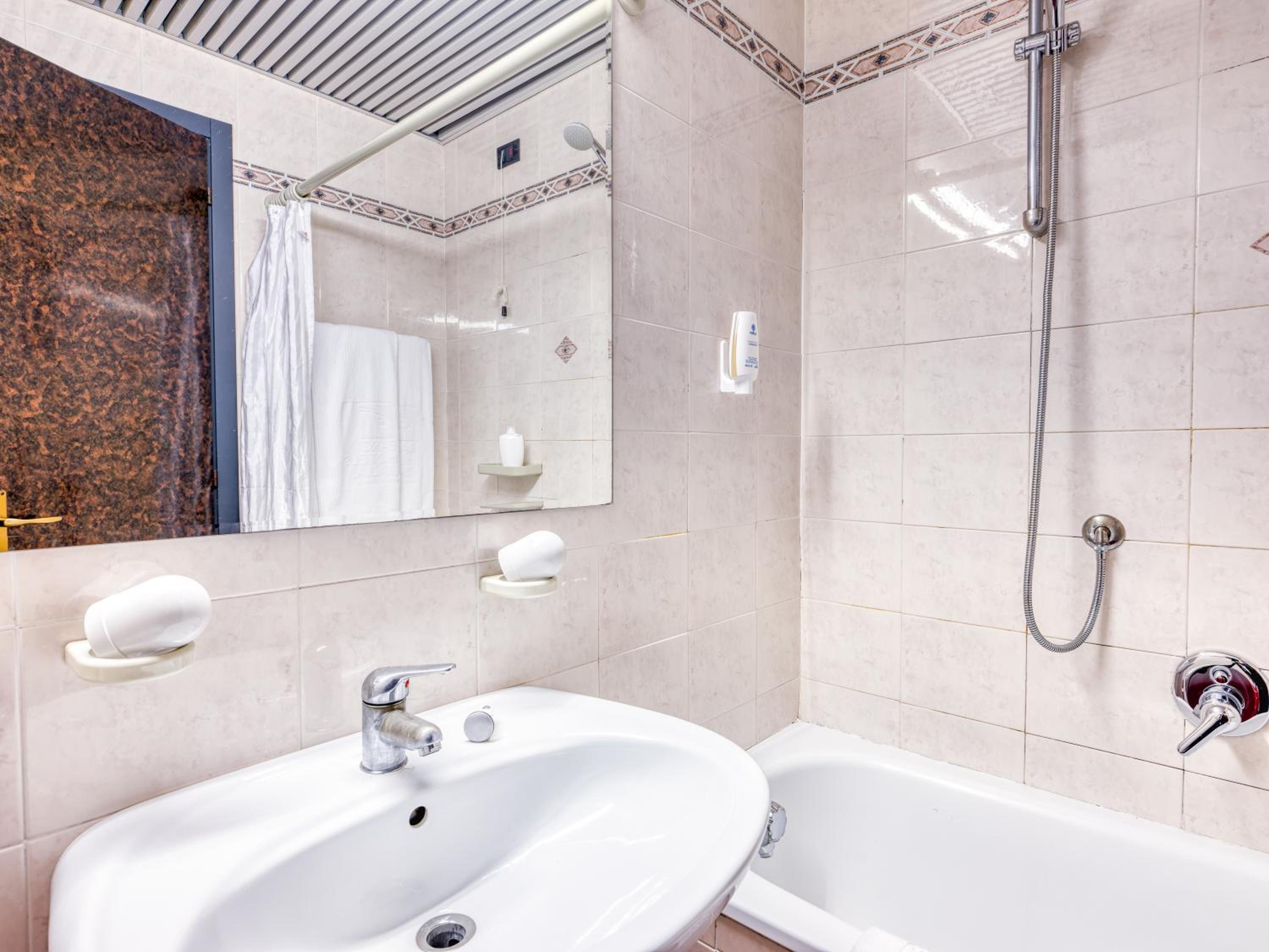 Standard Double or Twin Room - Photo 2