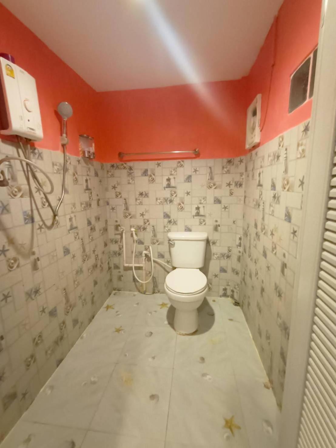 Standard King Room - Photo 17