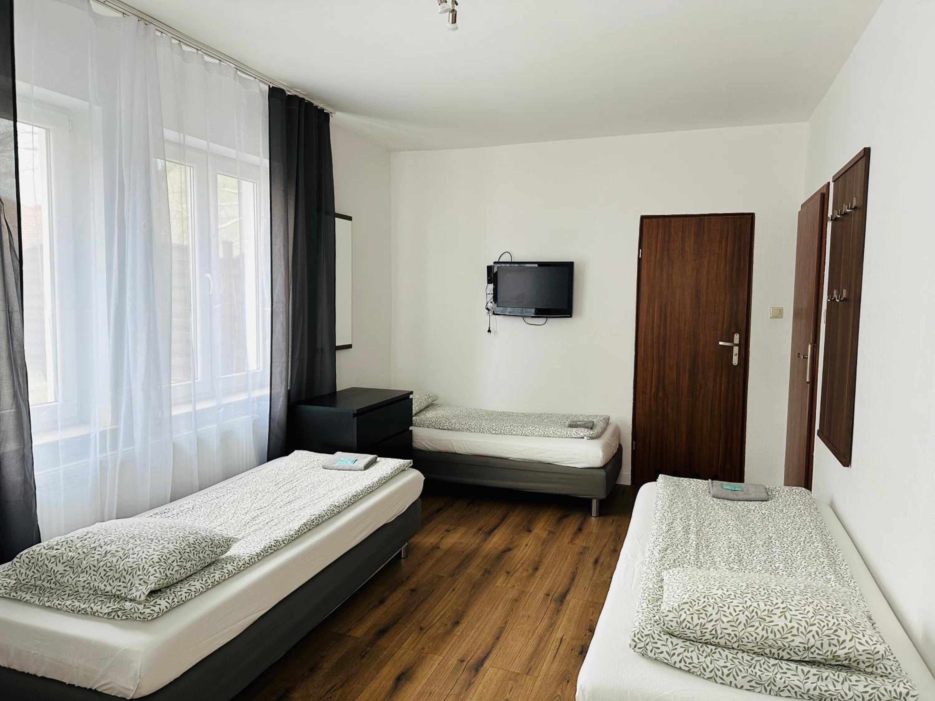 Quadruple Room with Private Bathroom - Photo 4