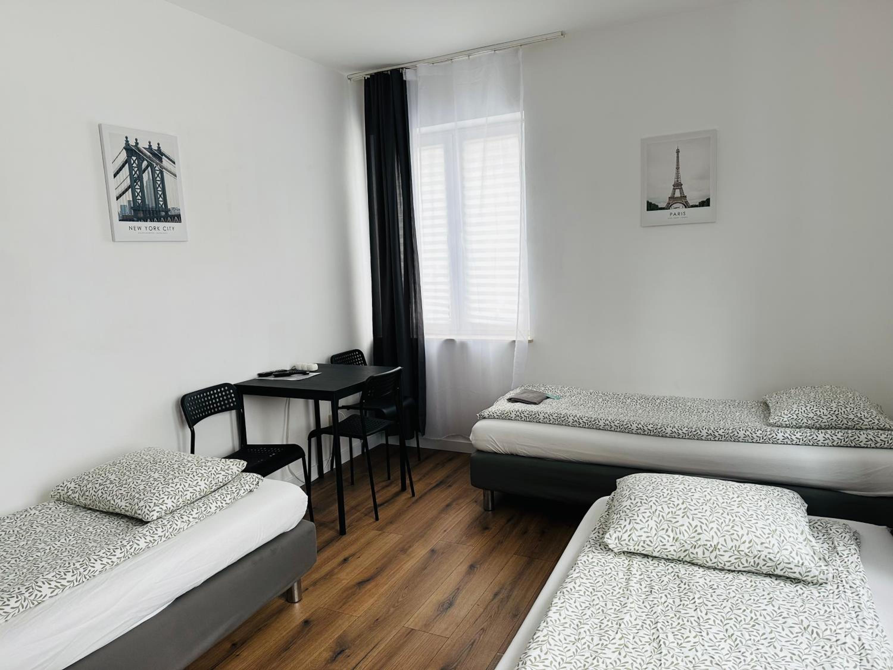 Quadruple Room with Private Bathroom - Photo 5
