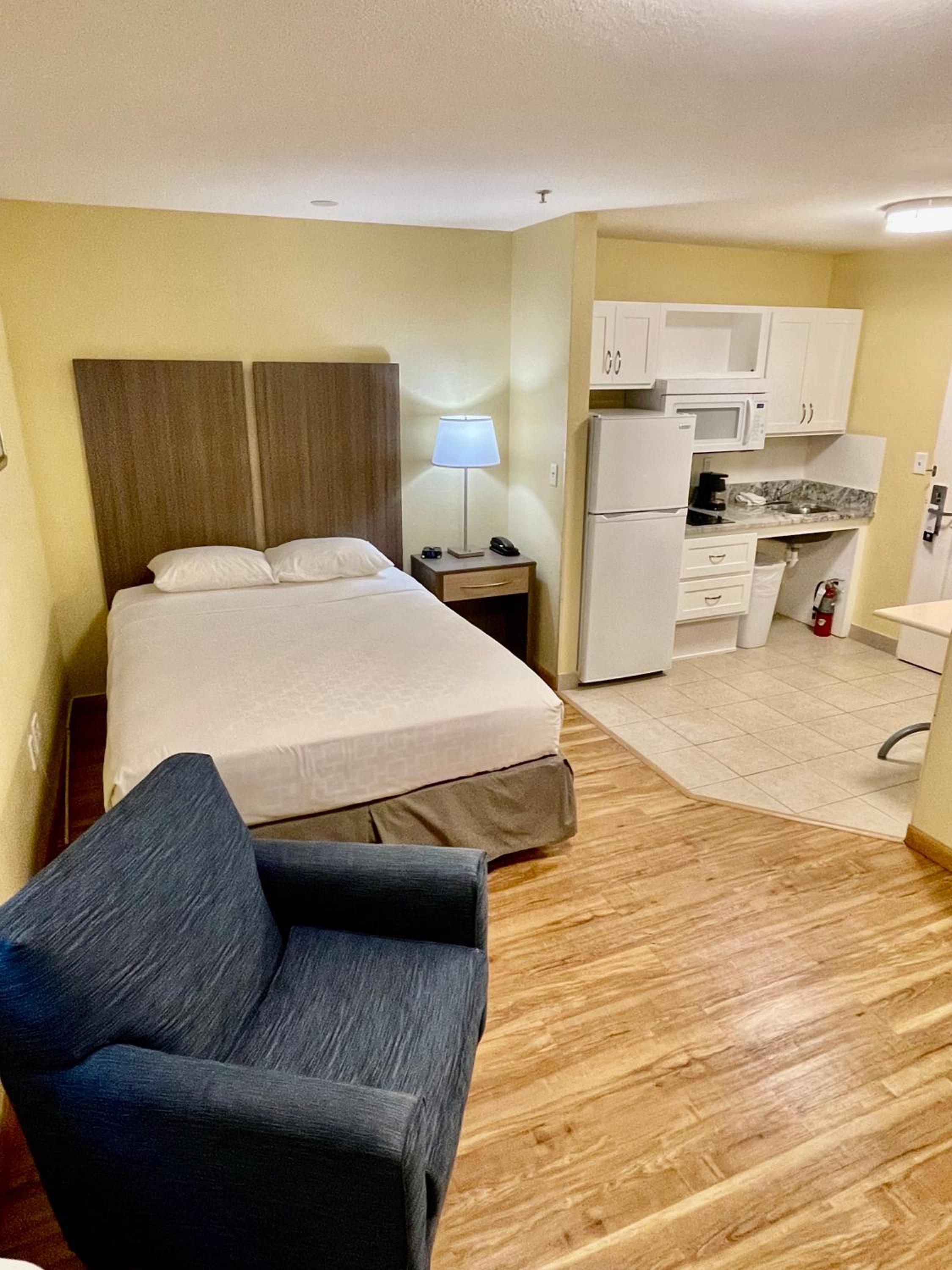 Efficiency Queen Room - Accessible/Non-Smoking - Photo 1
