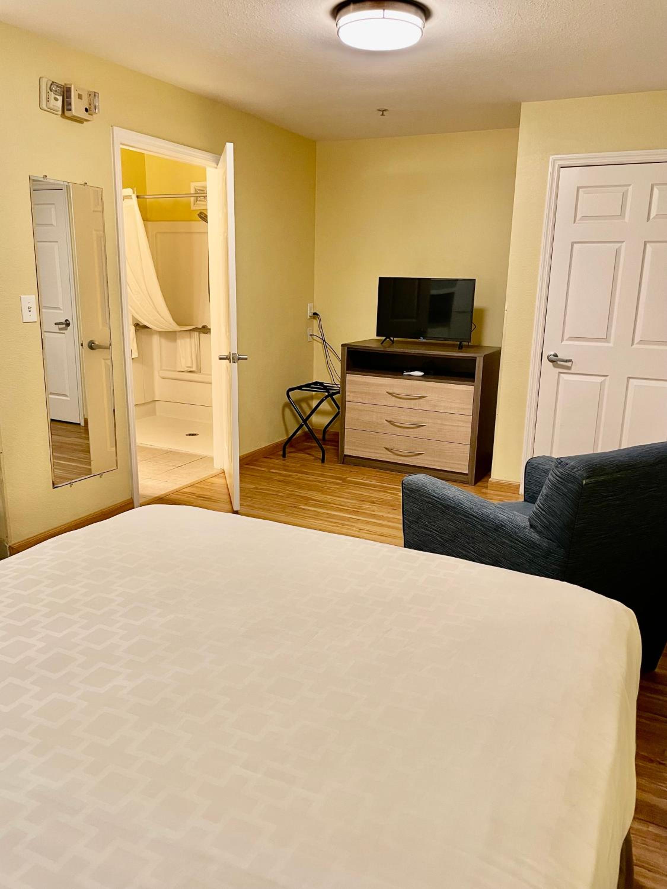 Efficiency Queen Room - Accessible/Non-Smoking - Photo 6