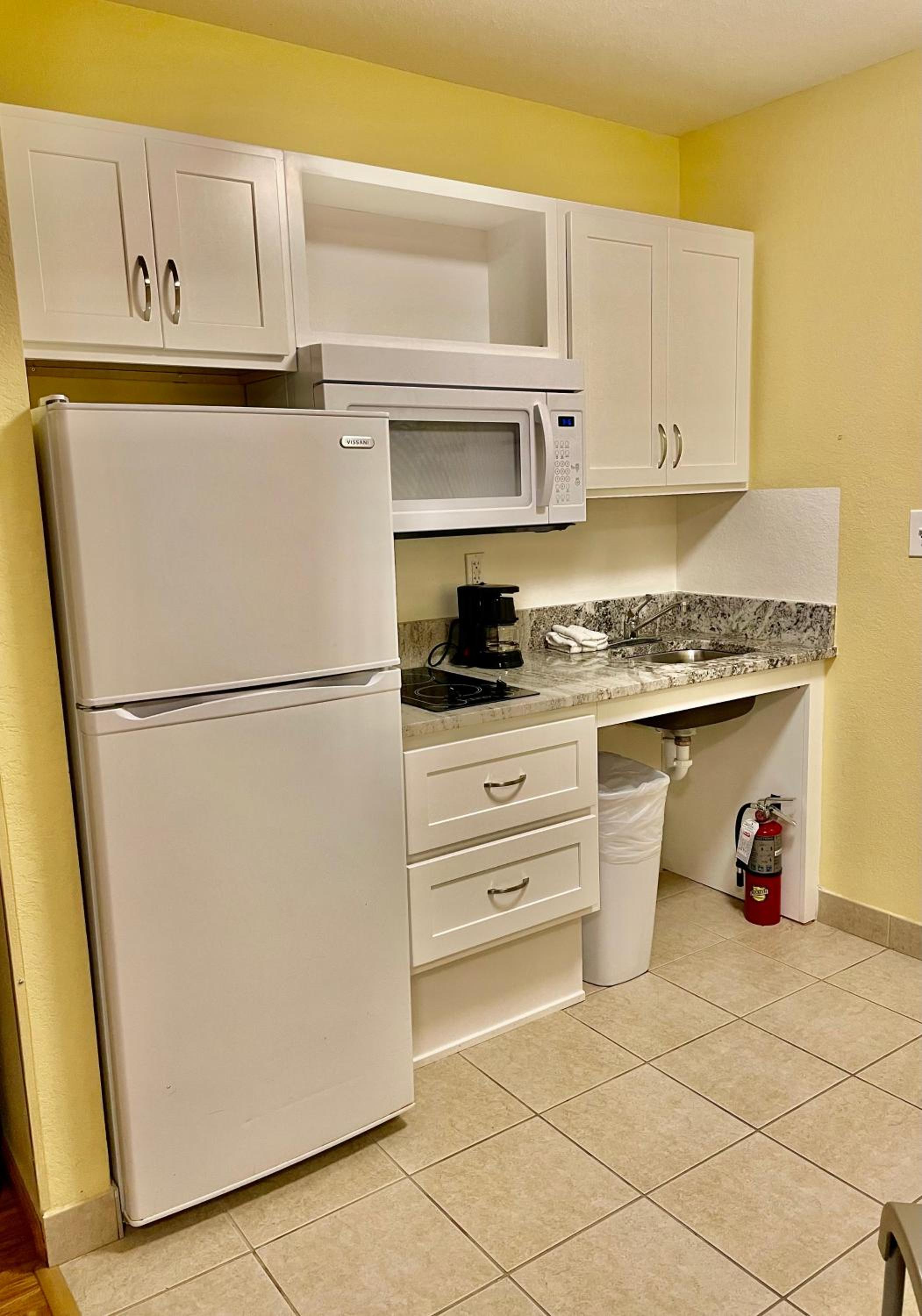 Efficiency Queen Room - Accessible/Non-Smoking - Photo 4