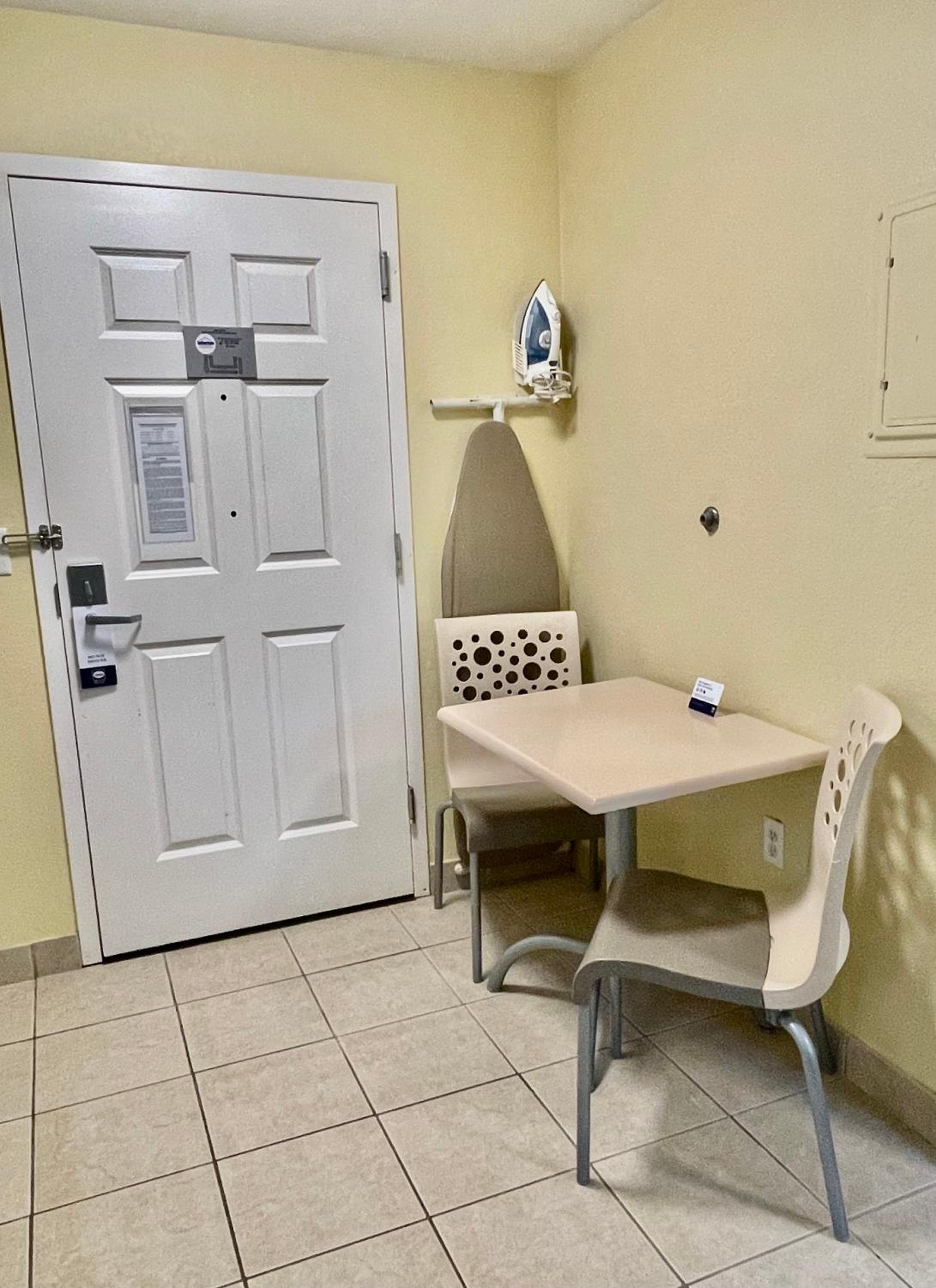 Efficiency Queen Room - Accessible/Non-Smoking - Photo 3