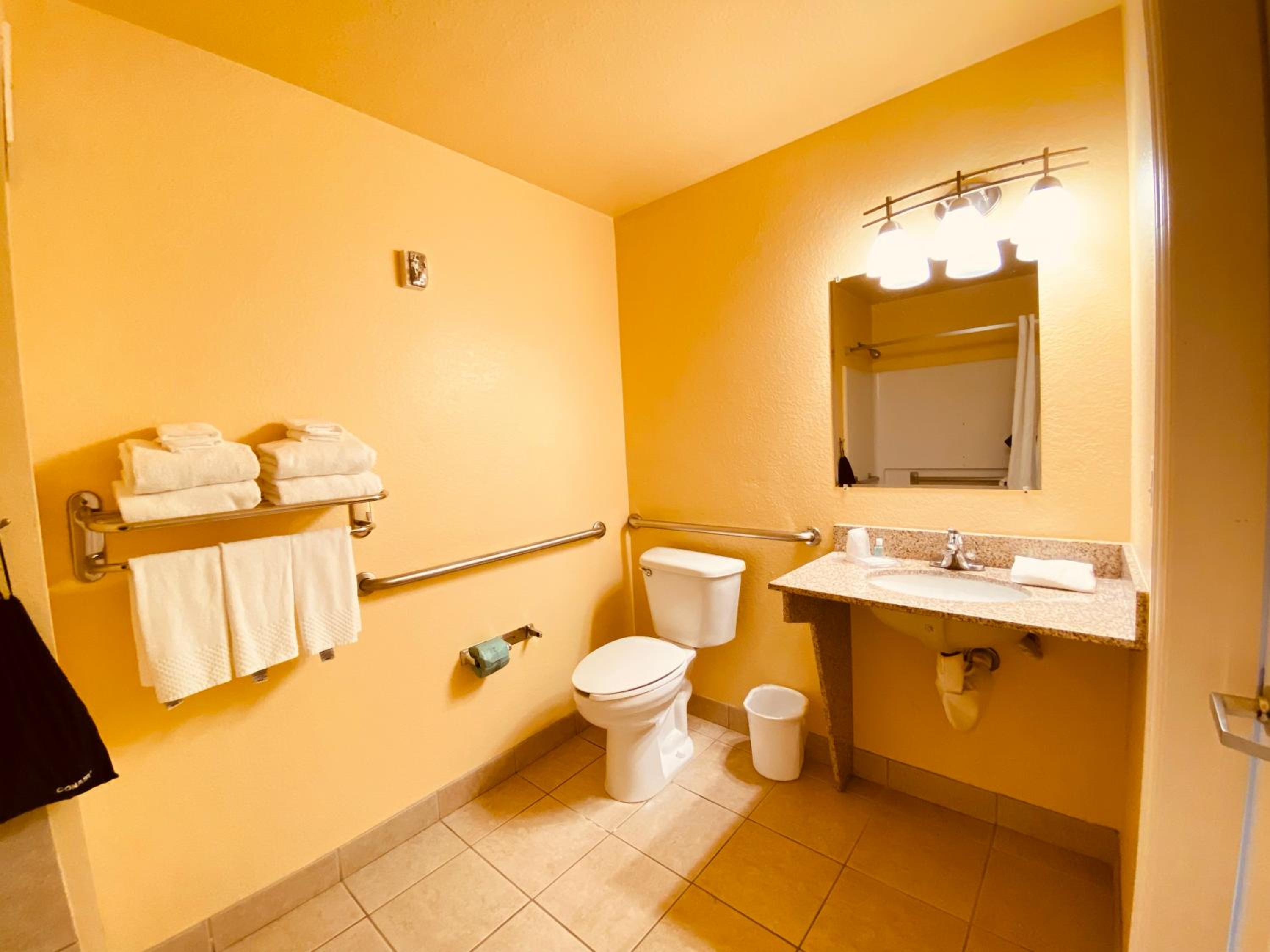 Efficiency Queen Room - Accessible/Non-Smoking - Photo 2