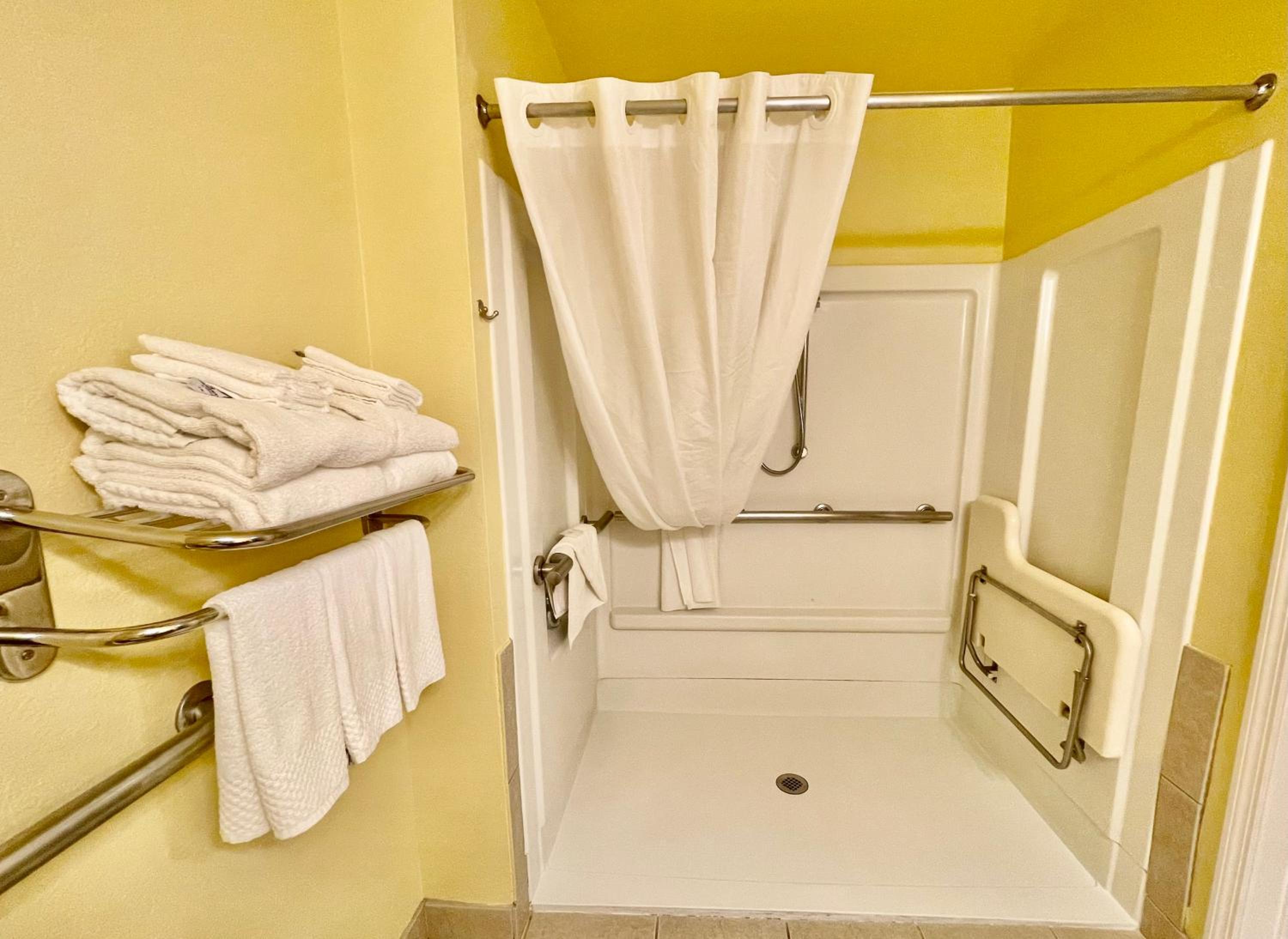 Efficiency Queen Room - Accessible/Non-Smoking - Photo 5