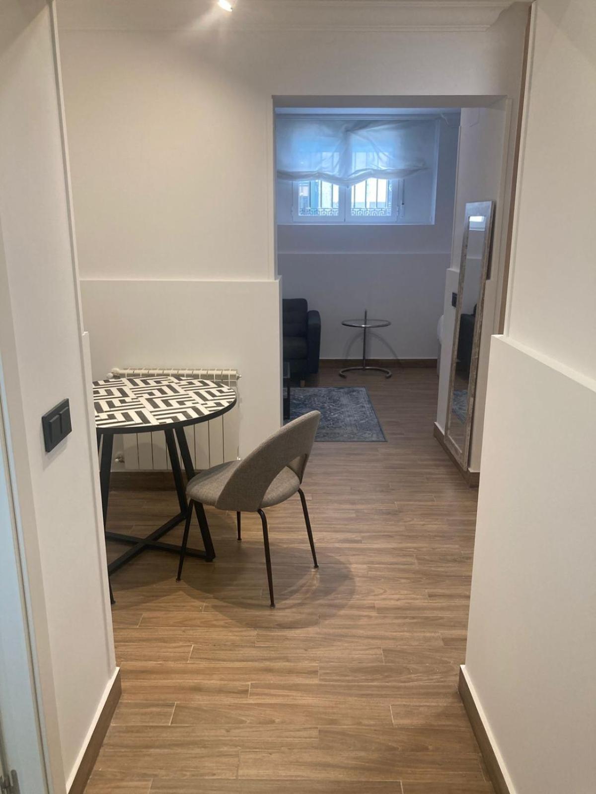 Studio Apartment with Balcony photo 2