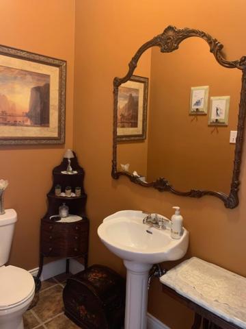 Queen Room photo 2