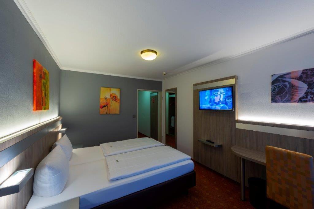 Budget Double Room - Photo 8