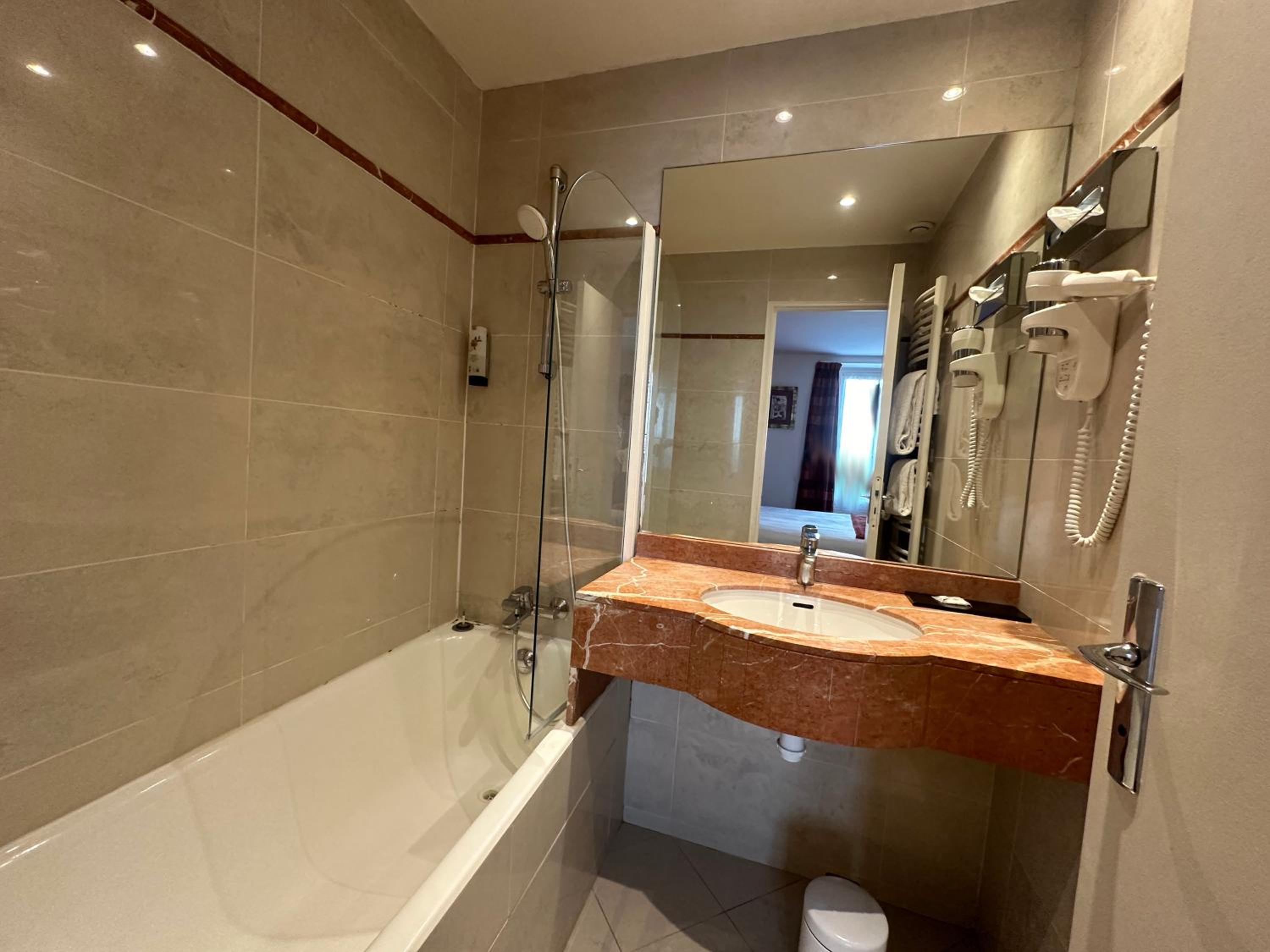 Superior Deluxe Double or Twin Room  photo 3
