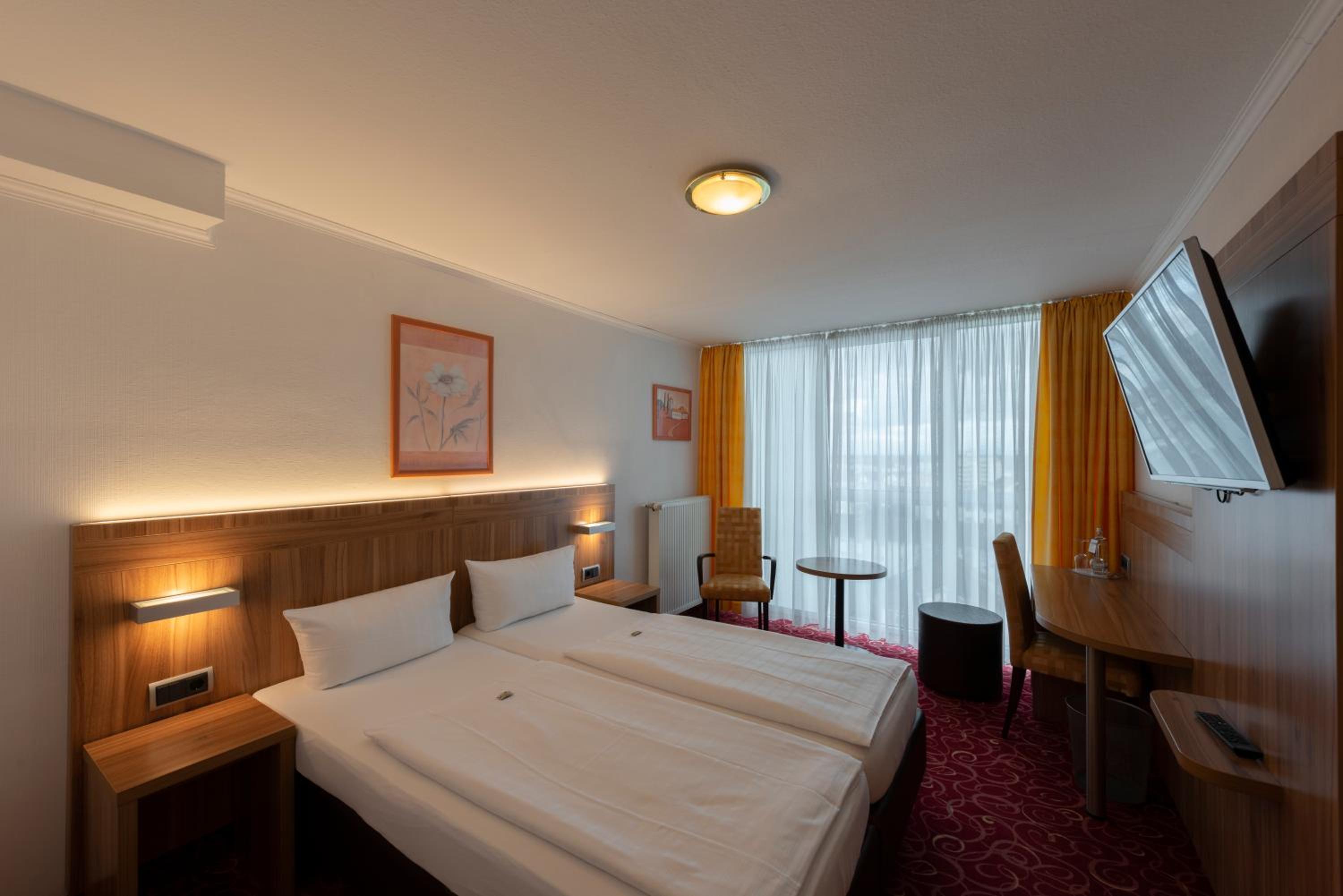 Budget Double Room - Photo 6