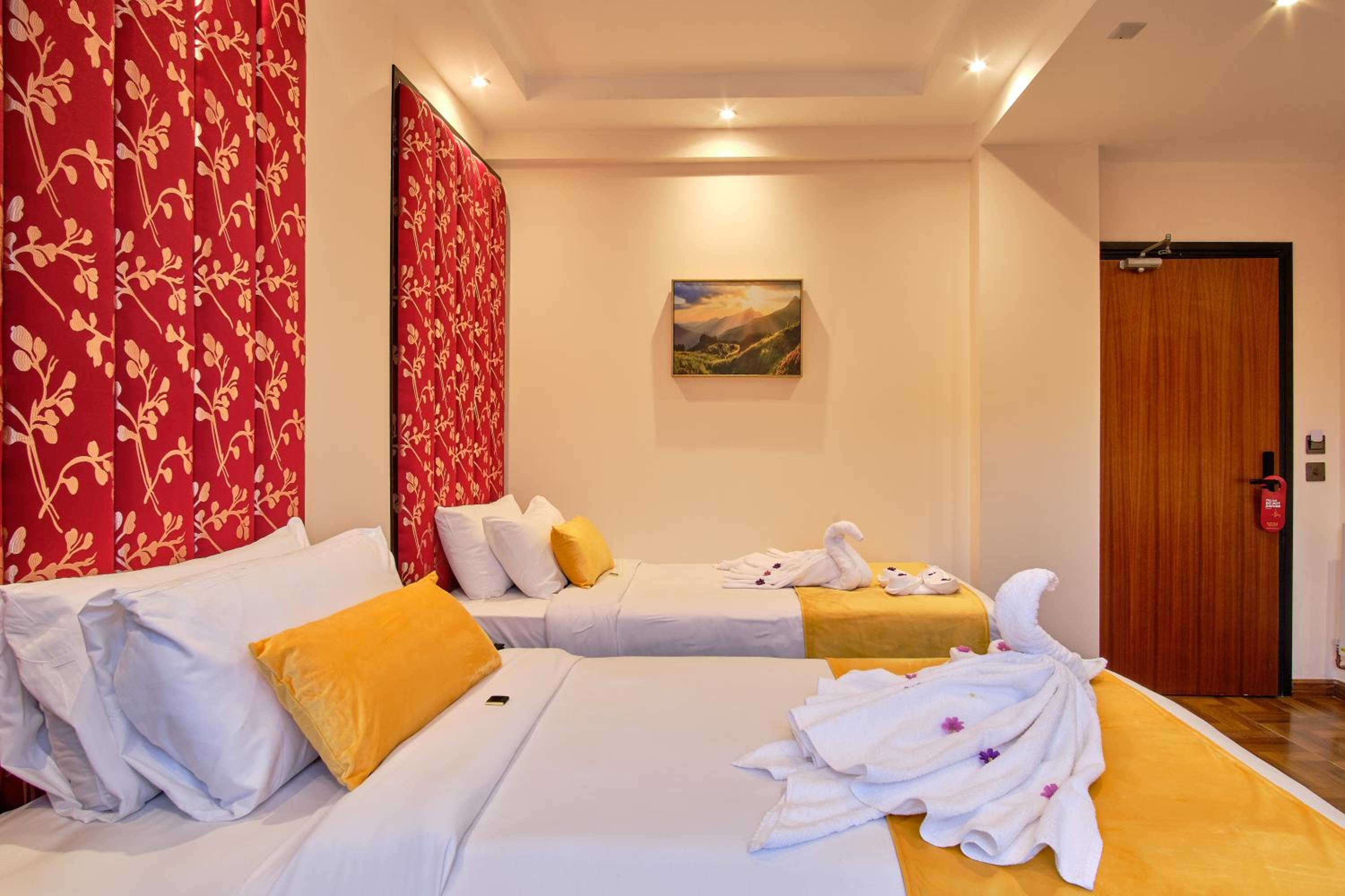 Petite Colosseum Twin Room - Photo 2
