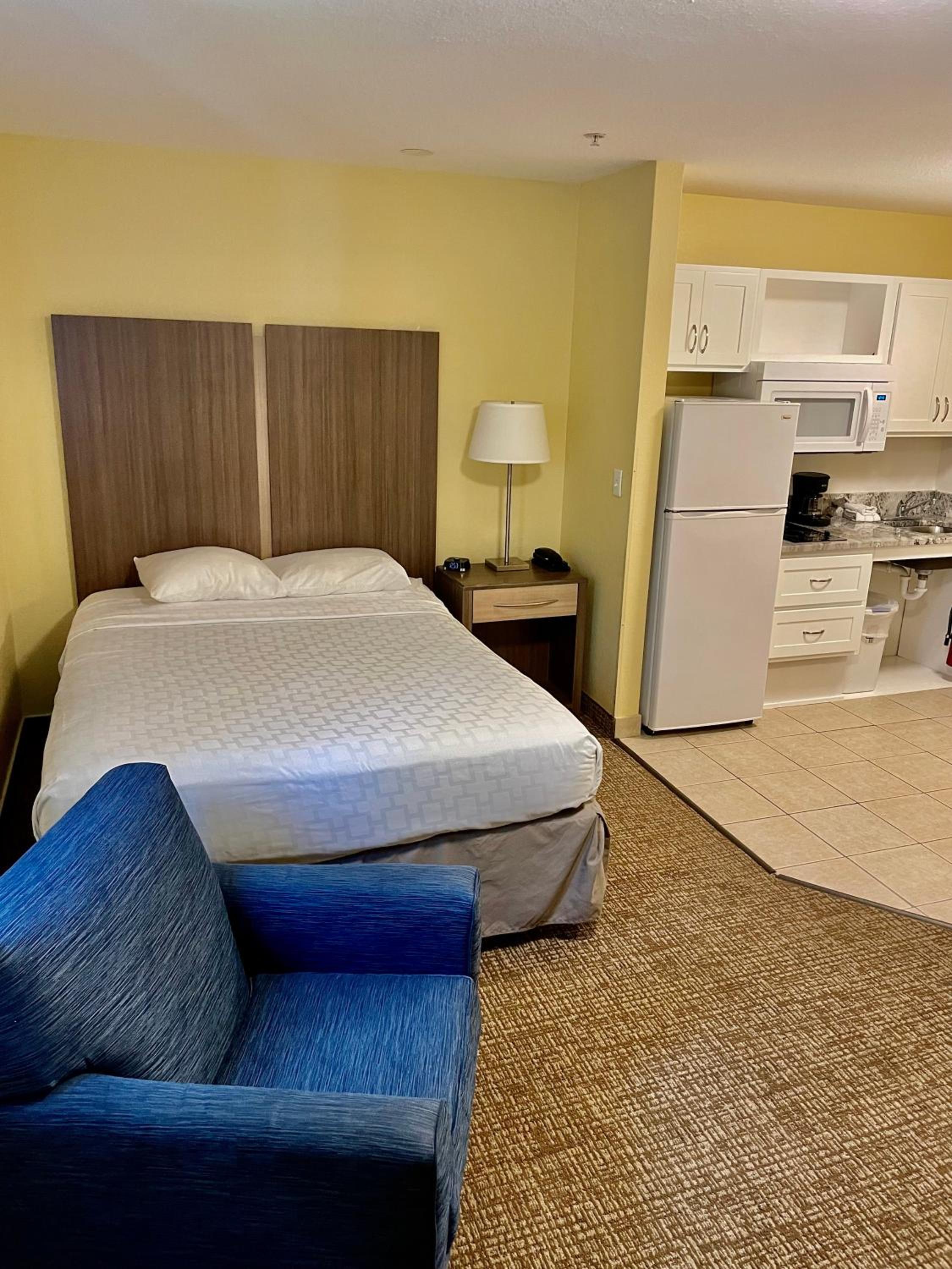 Efficiency Queen Room - Accessible/Non-Smoking - Photo 5