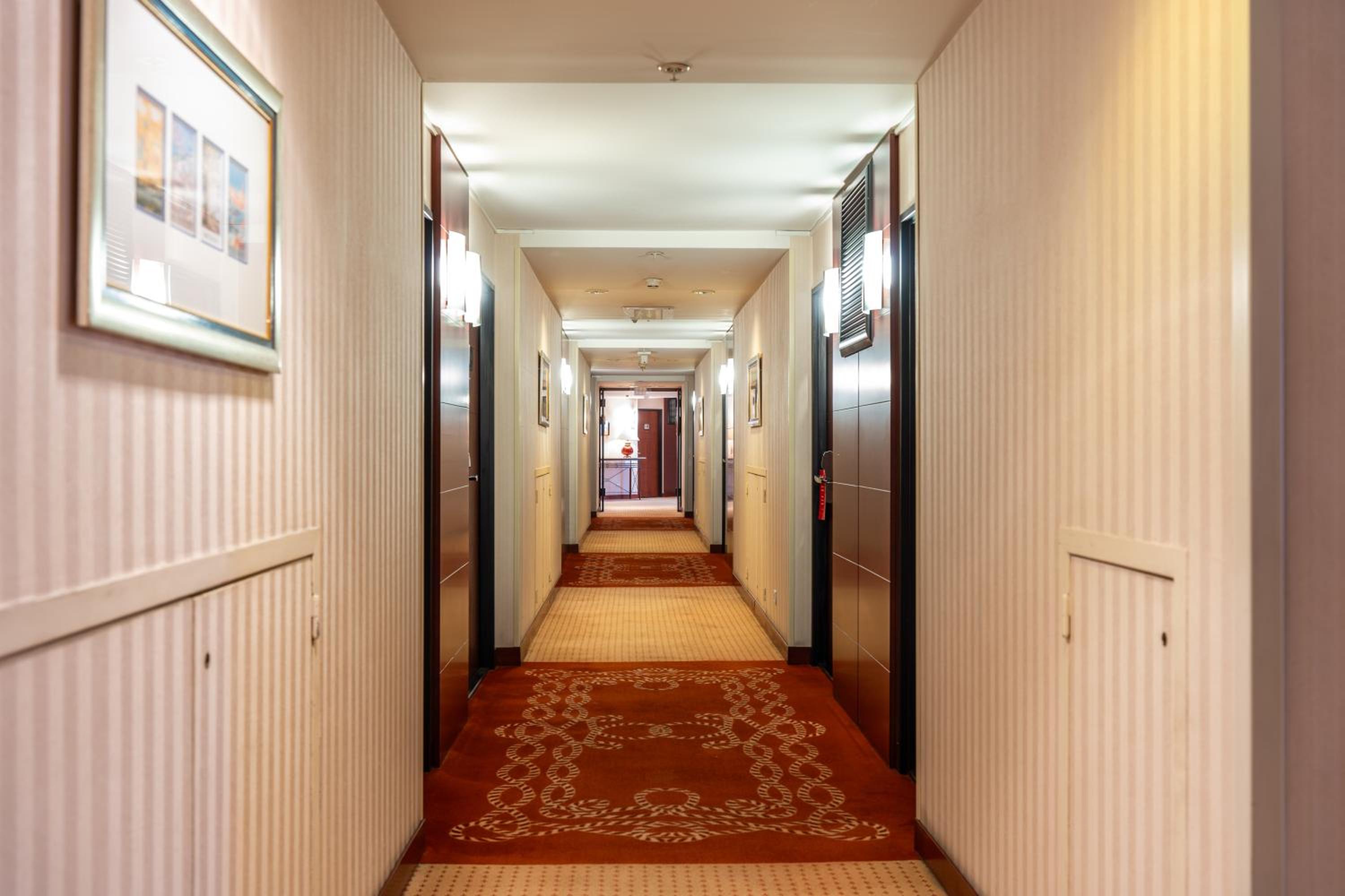 Deluxe Double or Twin Room - Photo 7