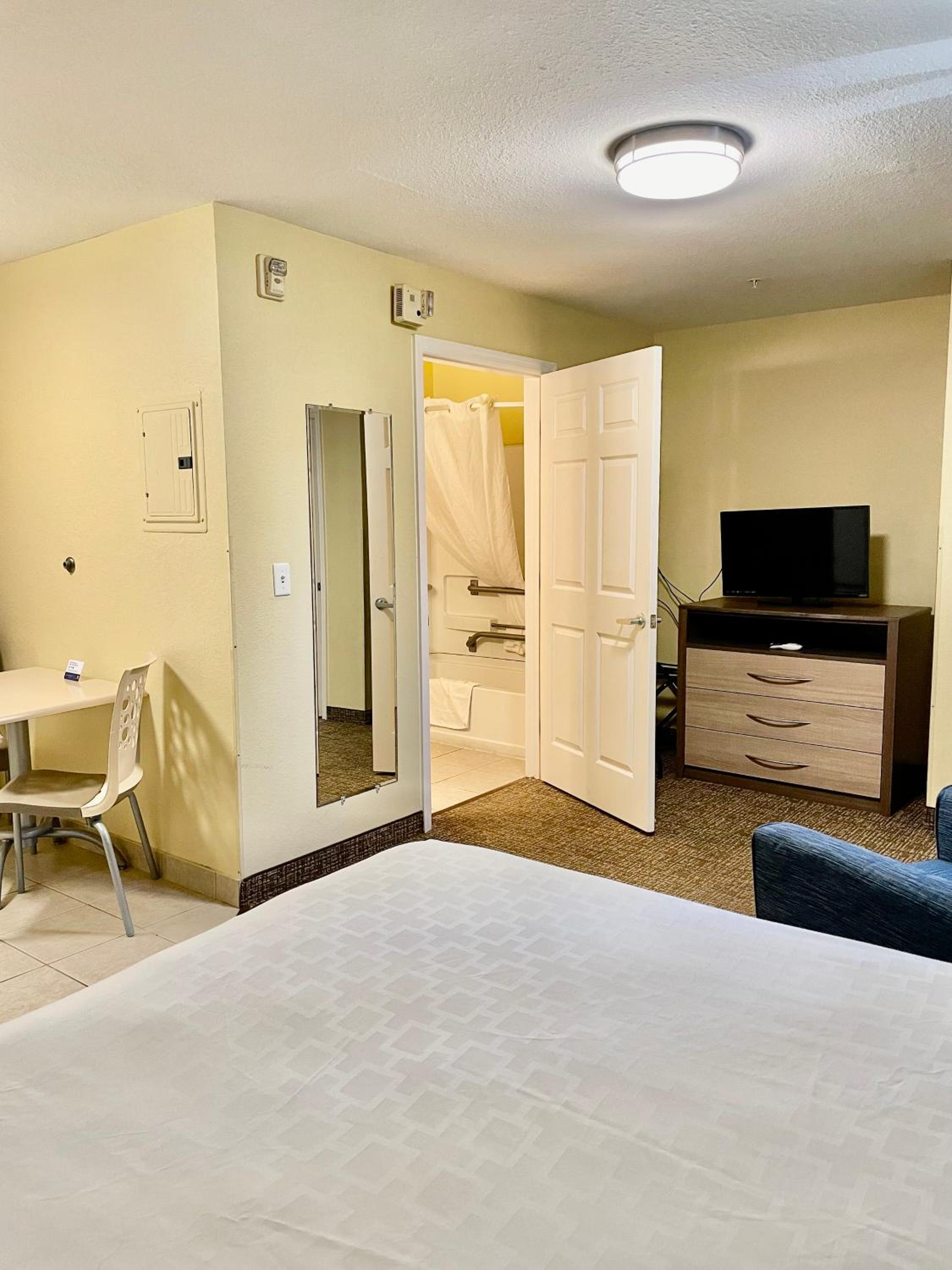 Efficiency Queen Room - Accessible/Non-Smoking - Photo 4