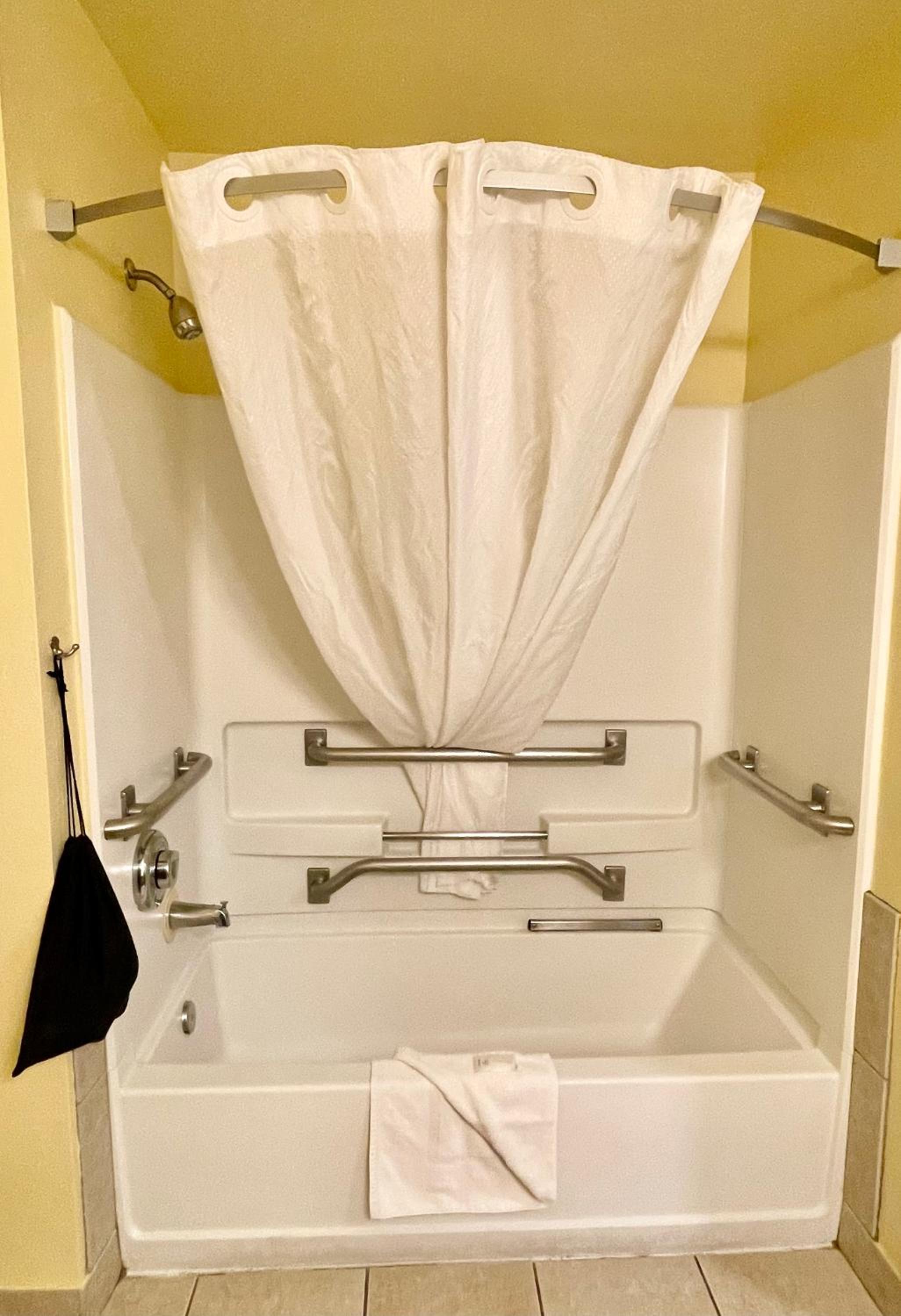 Efficiency Queen Room - Accessible/Non-Smoking - Photo 7