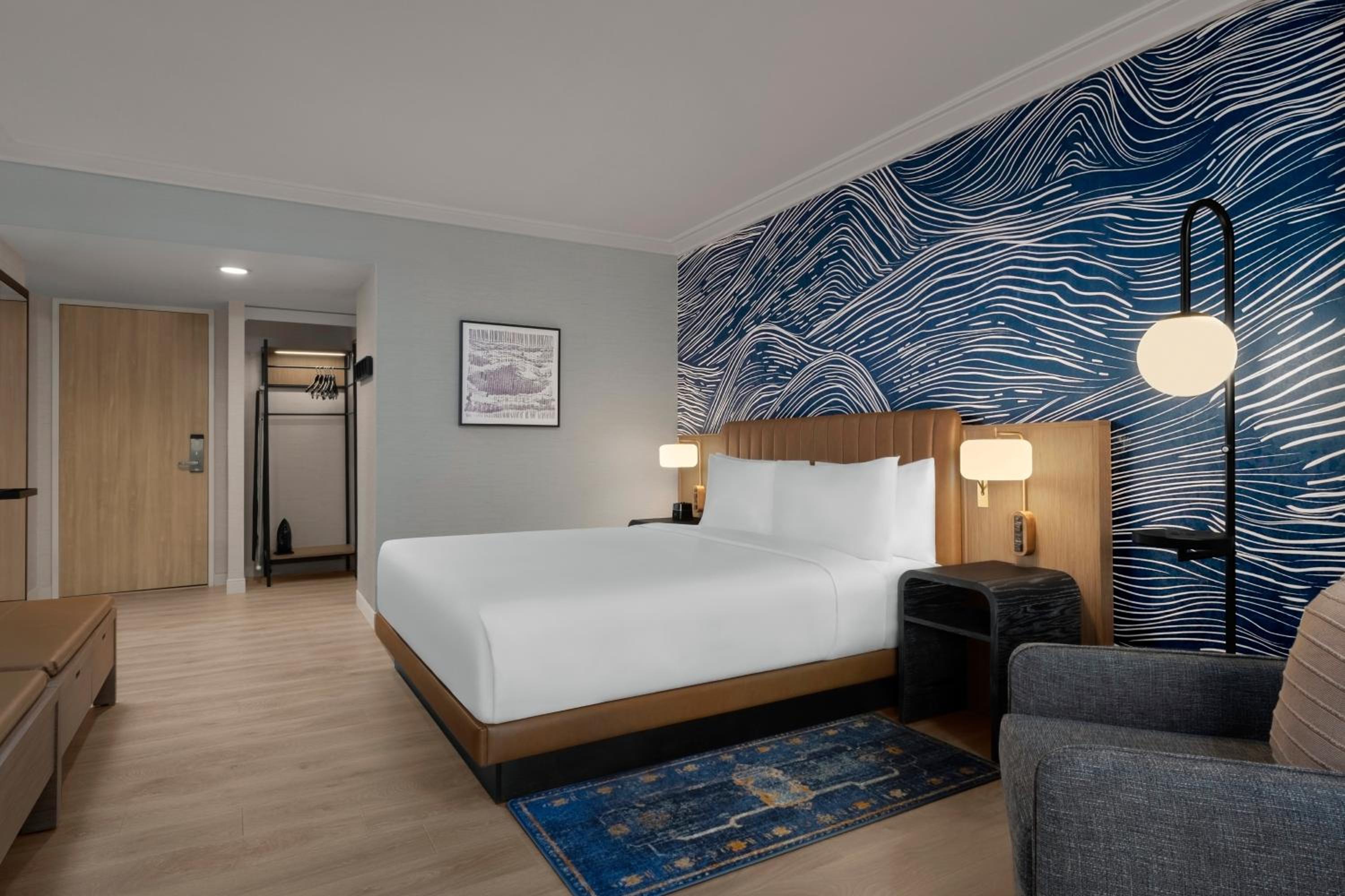 King Room with Juliet Balcony and Pool View - Photo 3
