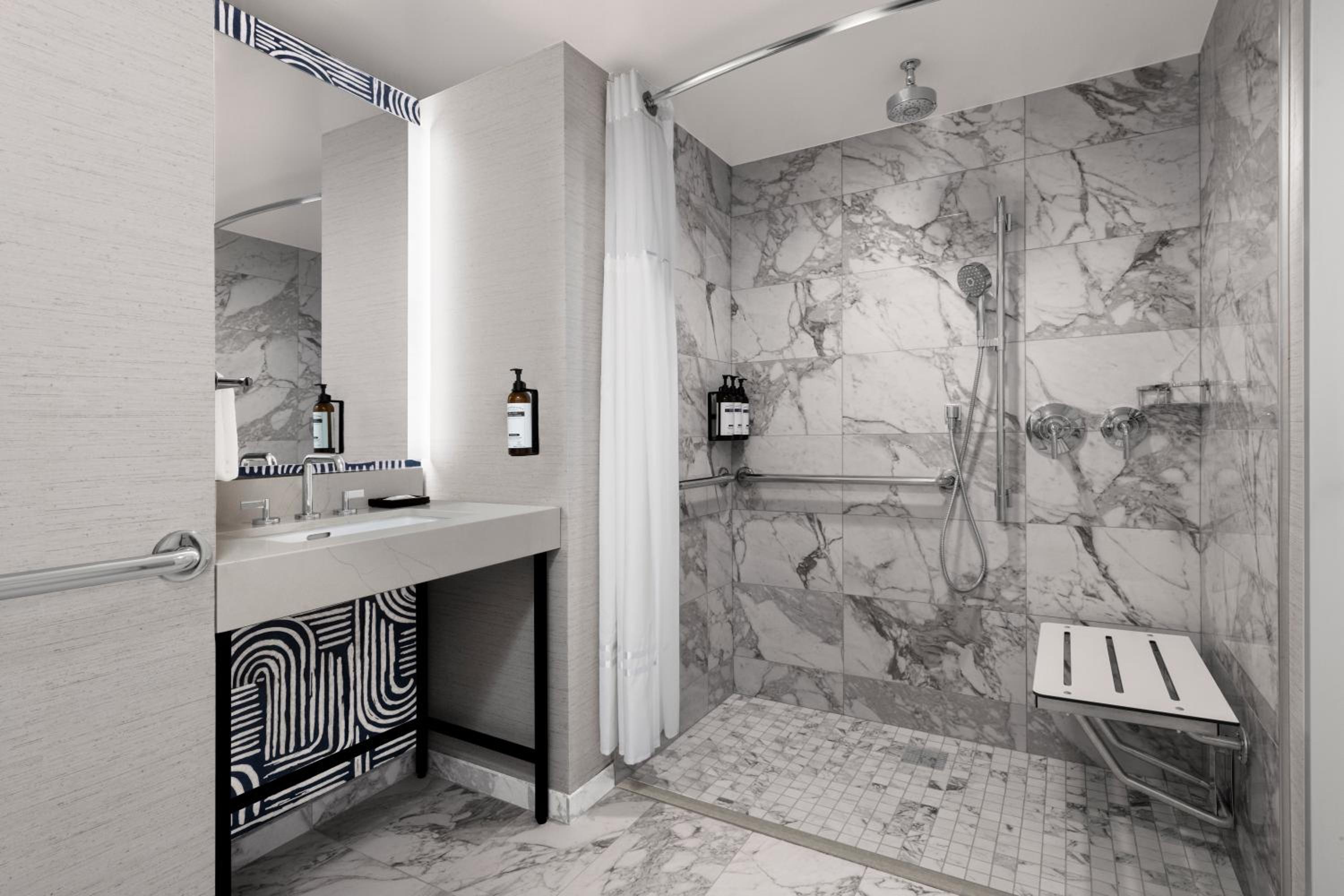 King Room with Roll-In Shower - Disability Access - Photo 3
