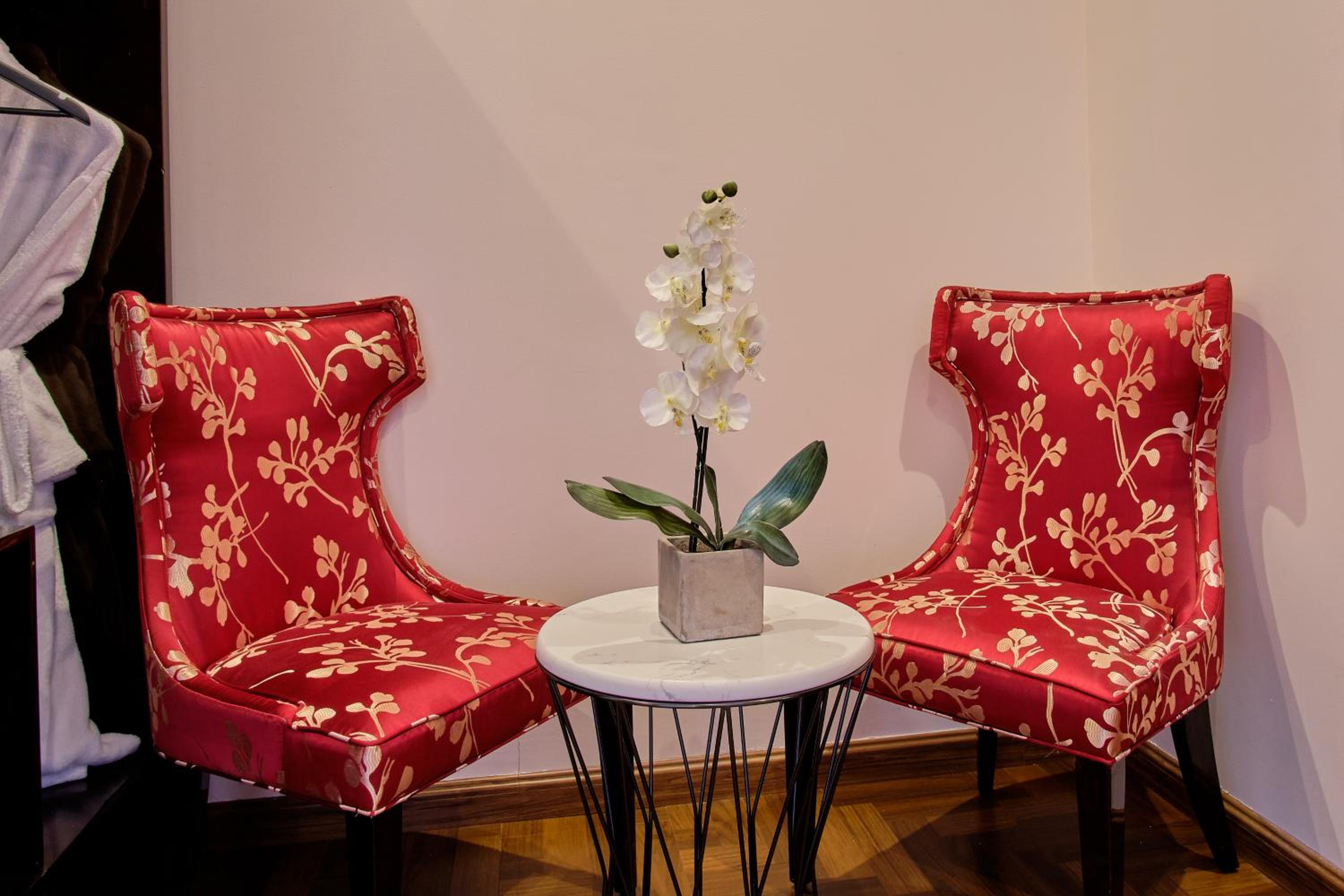 Premier Family Room - Photo 3
