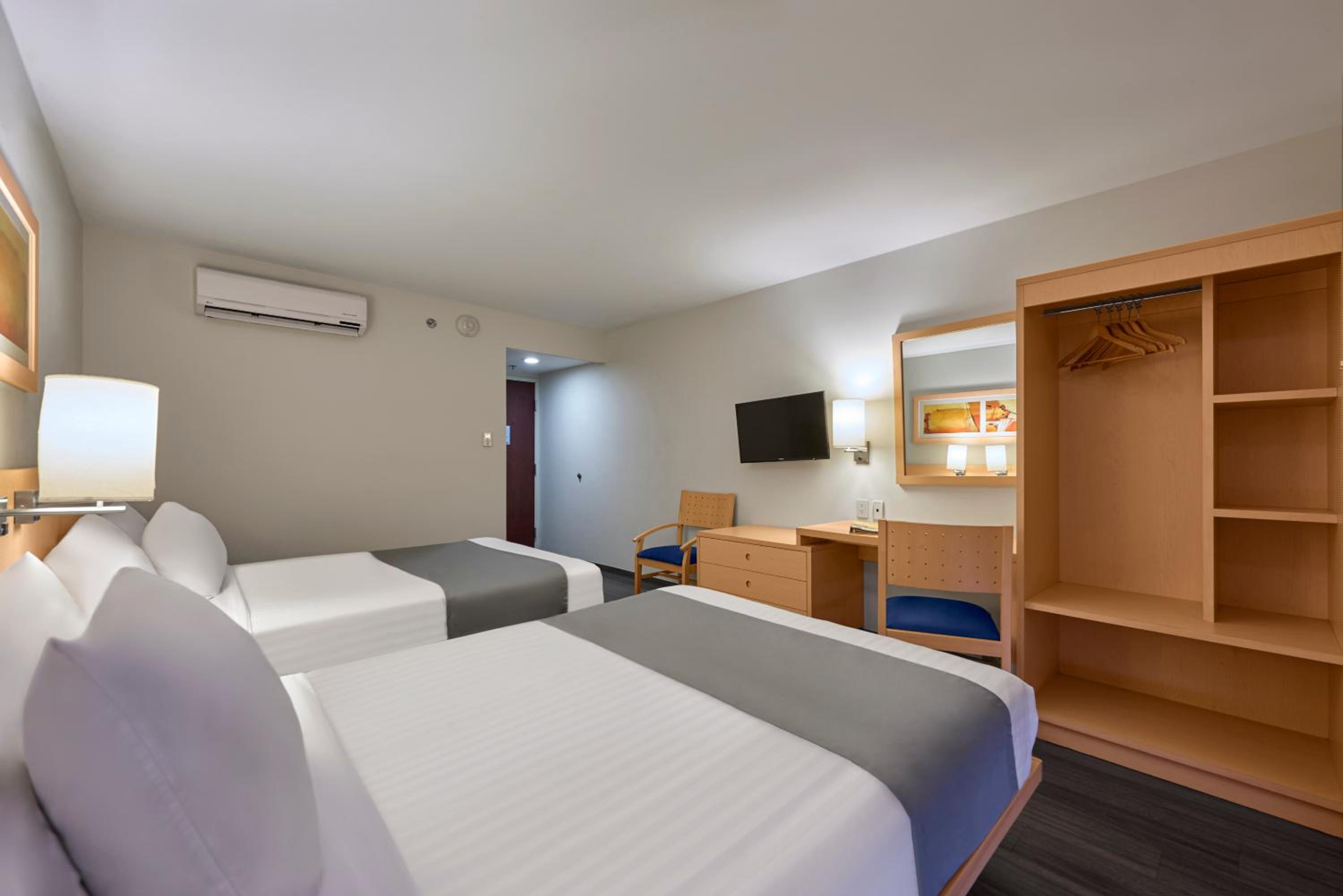 Double Room with Two Double Beds - Photo 1