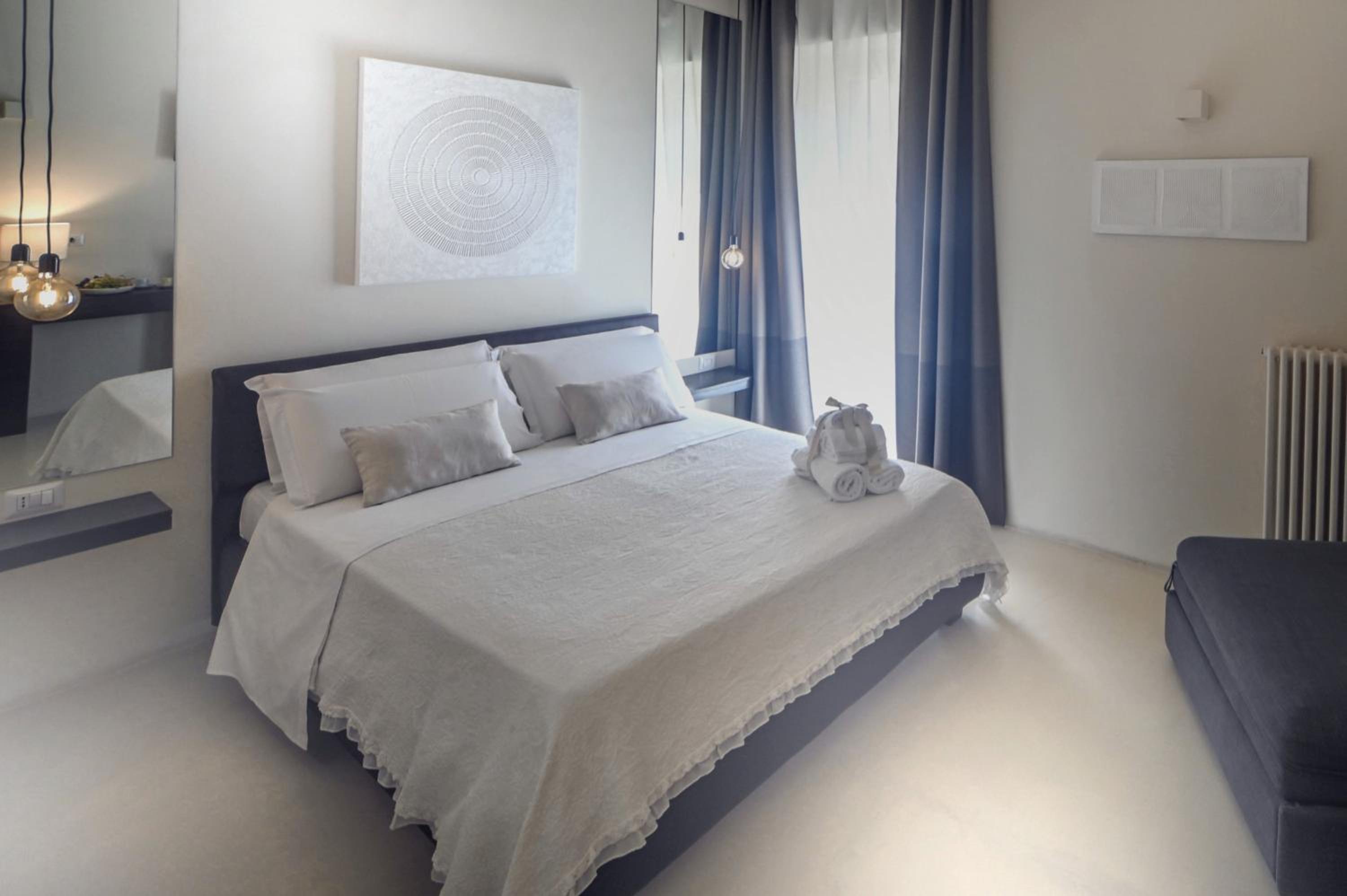 Deluxe Double Room with Balcony photo 3