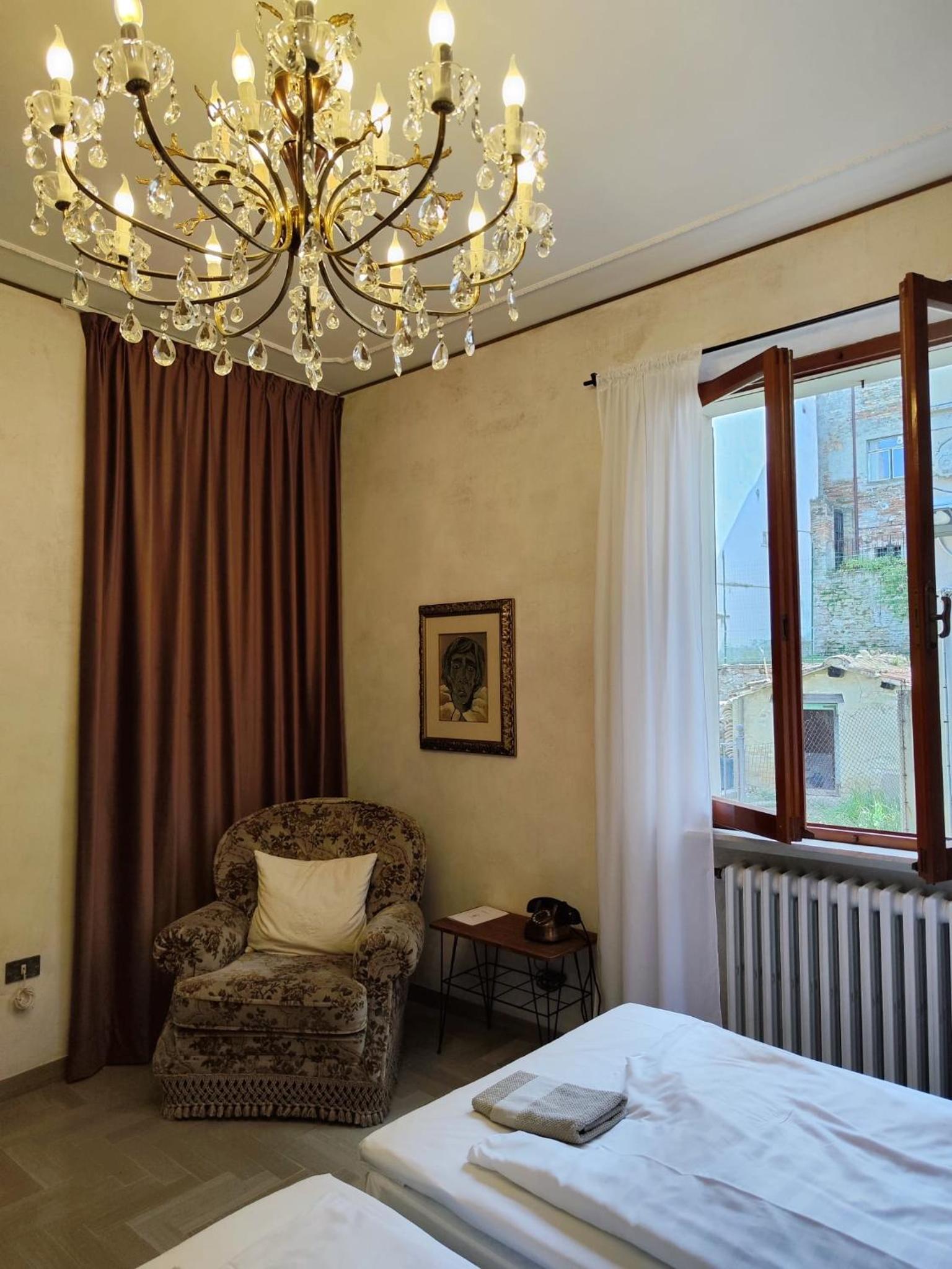 Standard Double Room with Shared Bathroom photo 2