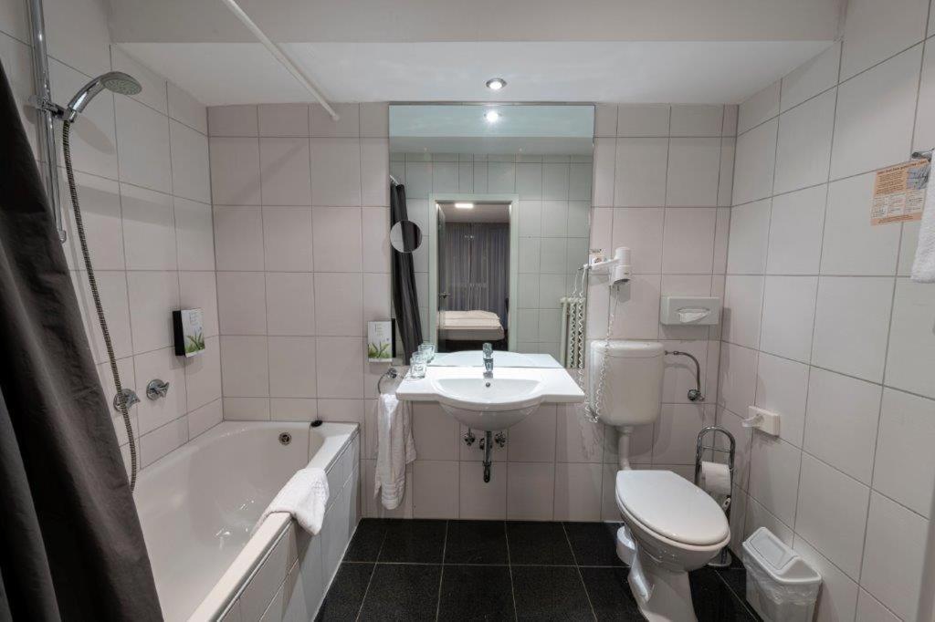 Standard Double Room - Photo 8