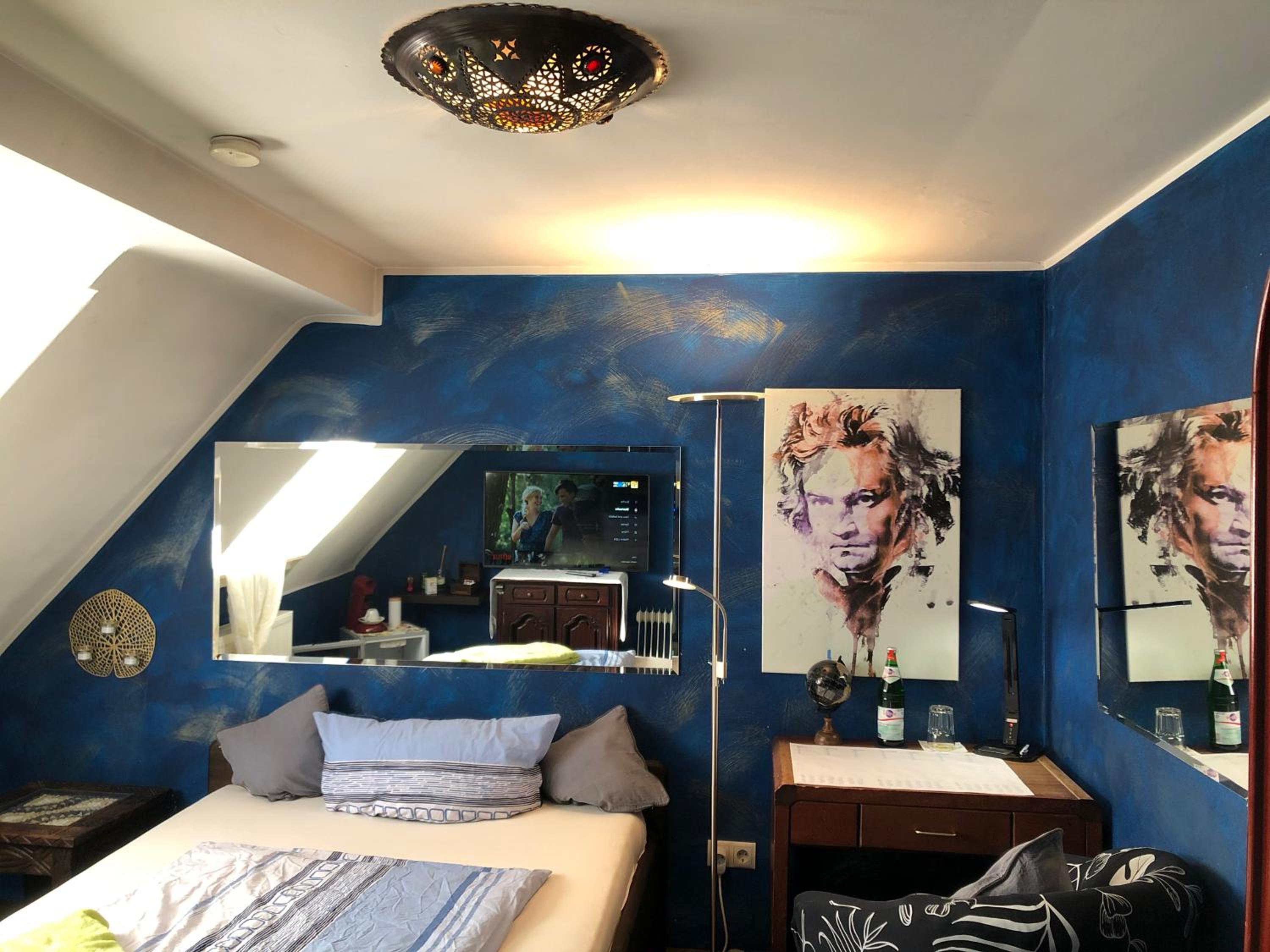 Single Room with Shared Shower and Toilet photo 1