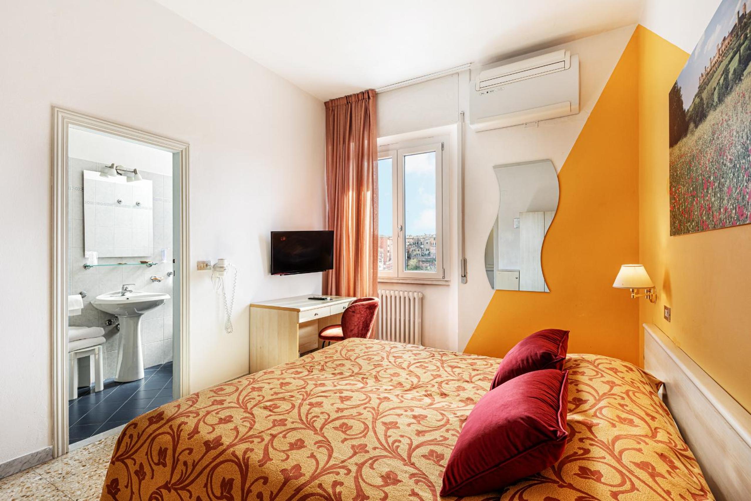 Standard Double Room with City View - Photo 1
