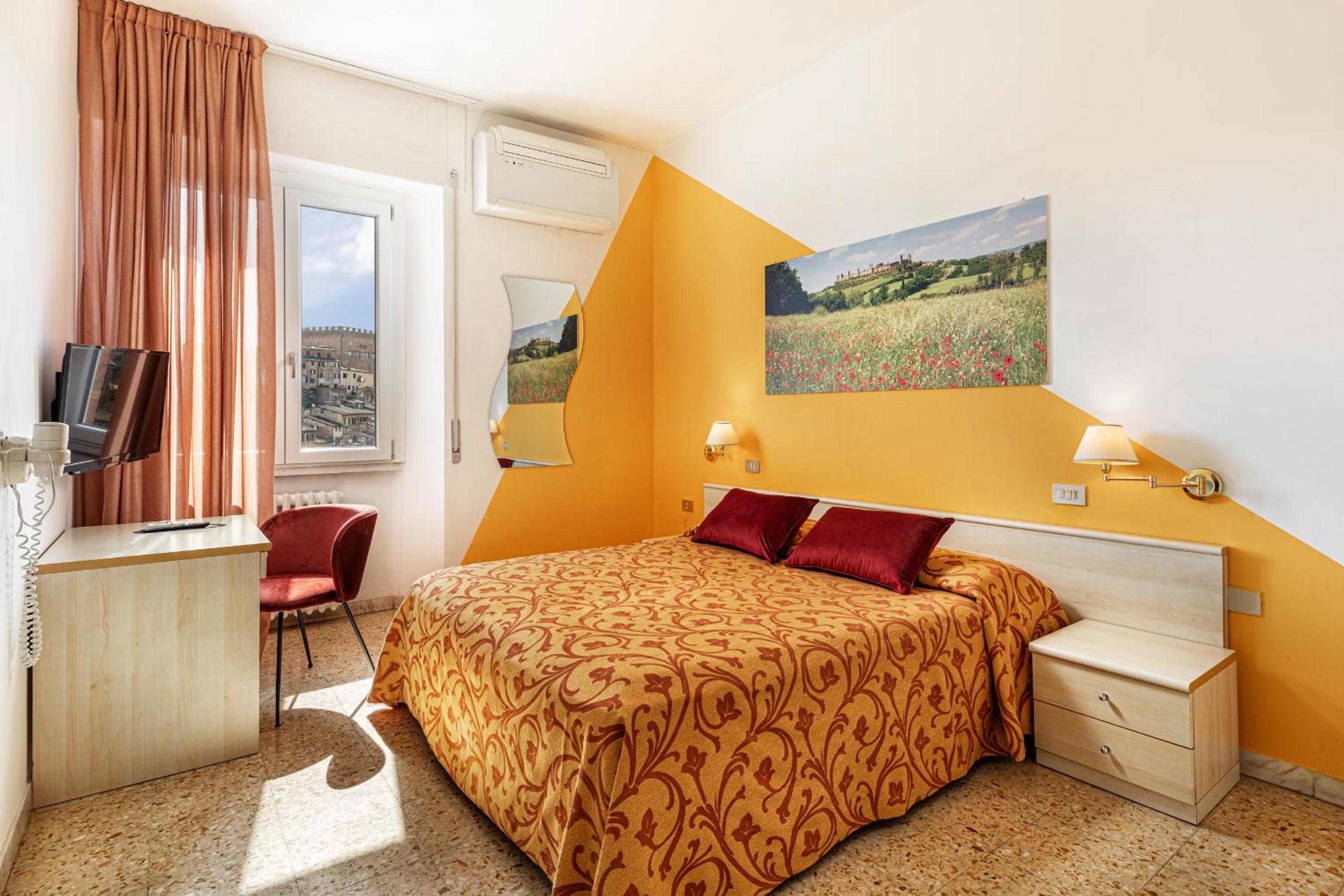Standard Double Room with City View - Photo 4