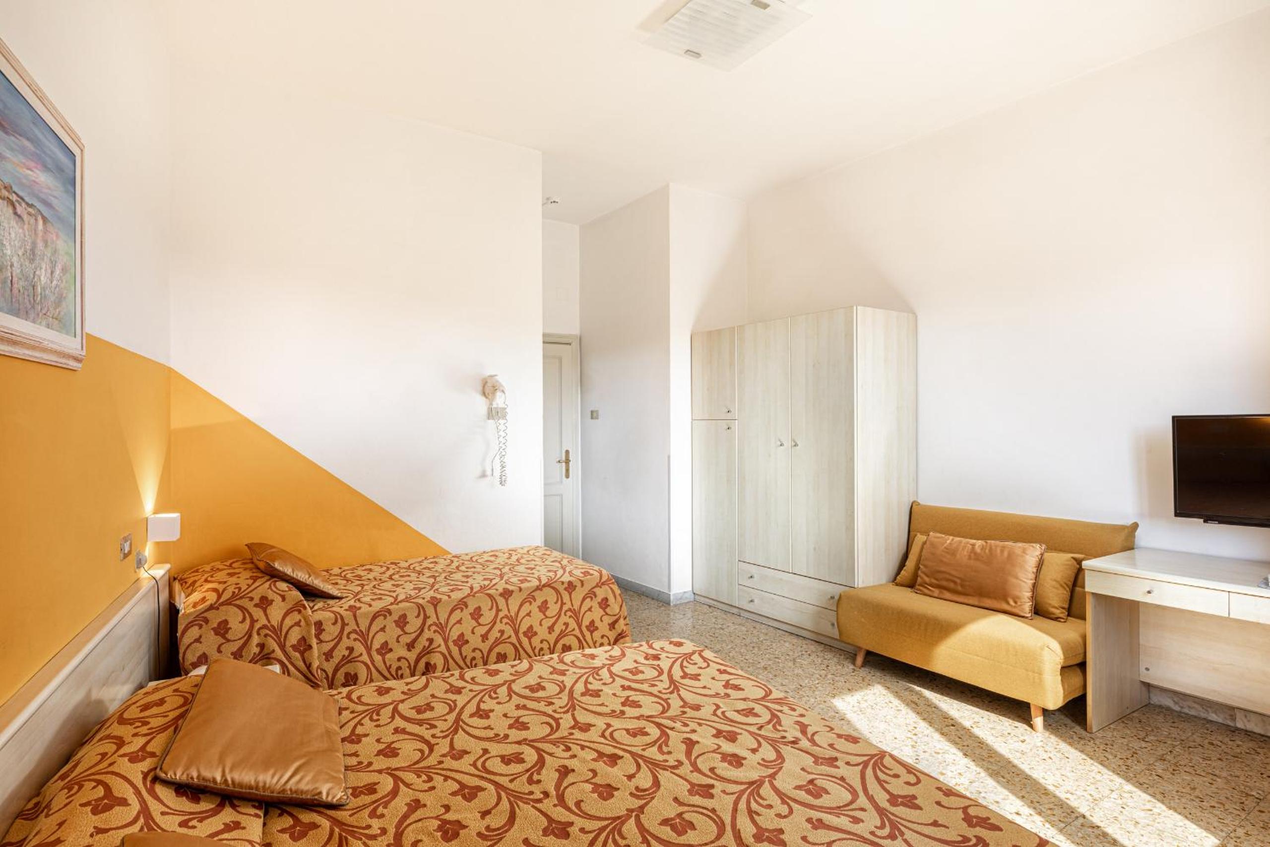 Economy Triple Room - Photo 13