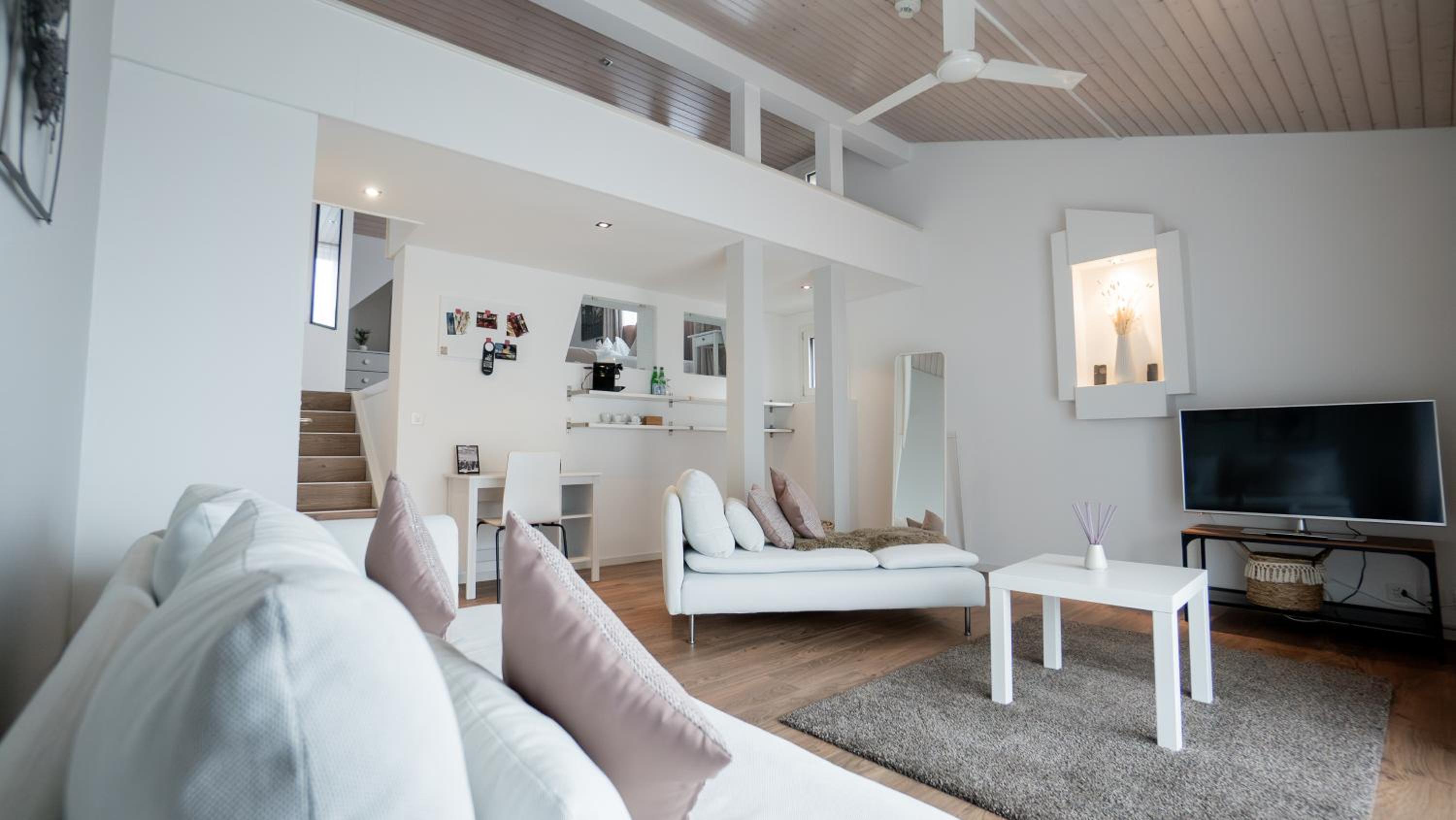 Suite - Photo 11