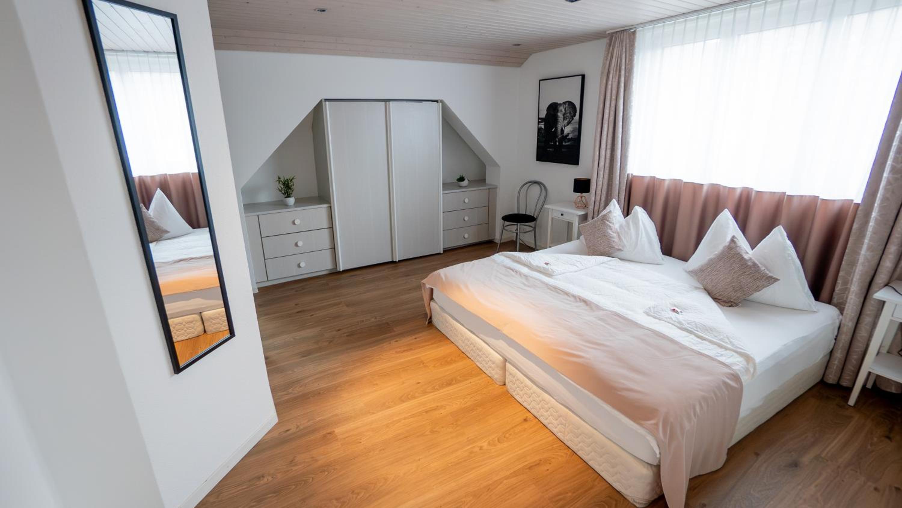 Suite - Photo 13