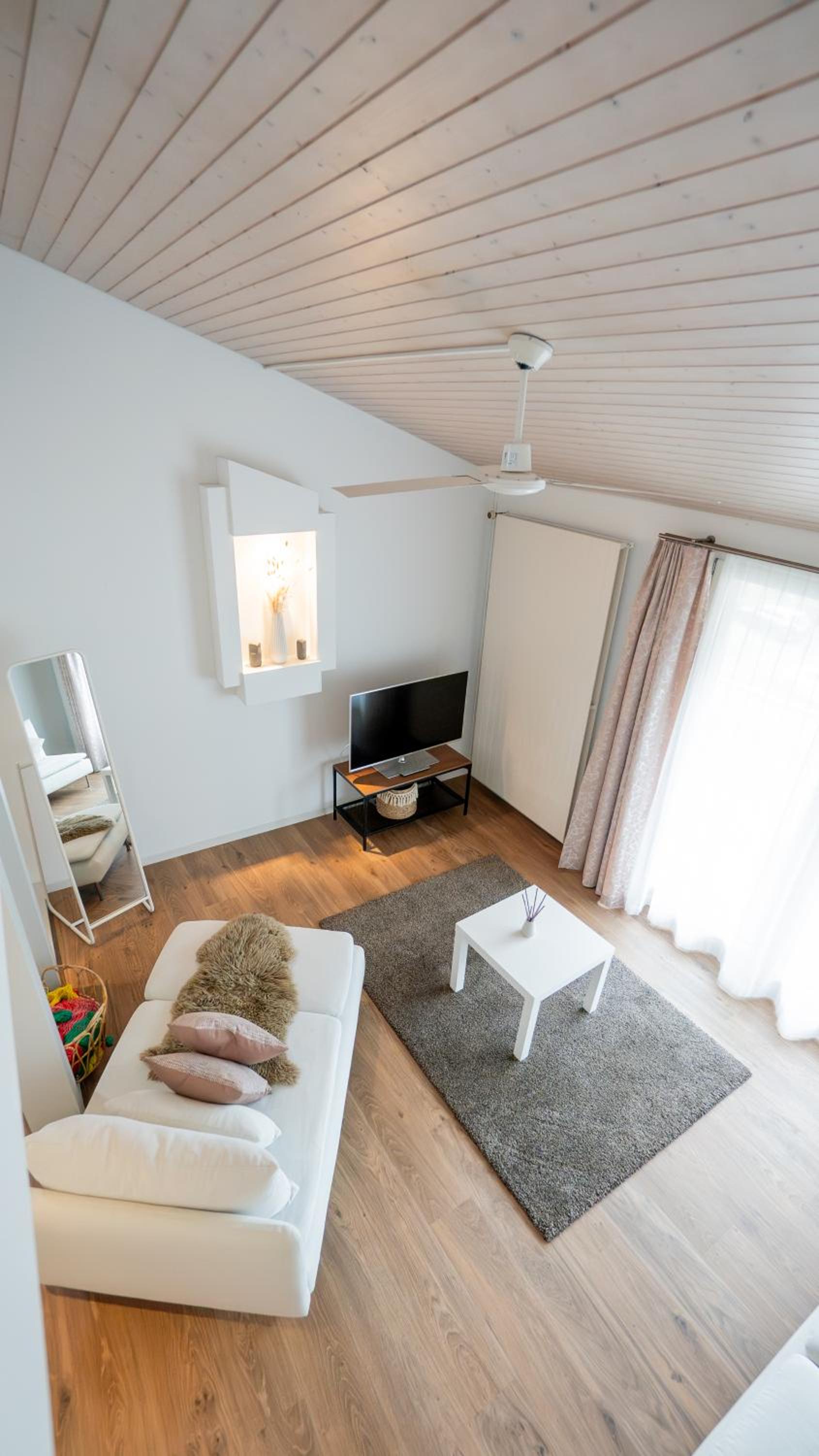 Suite - Photo 15