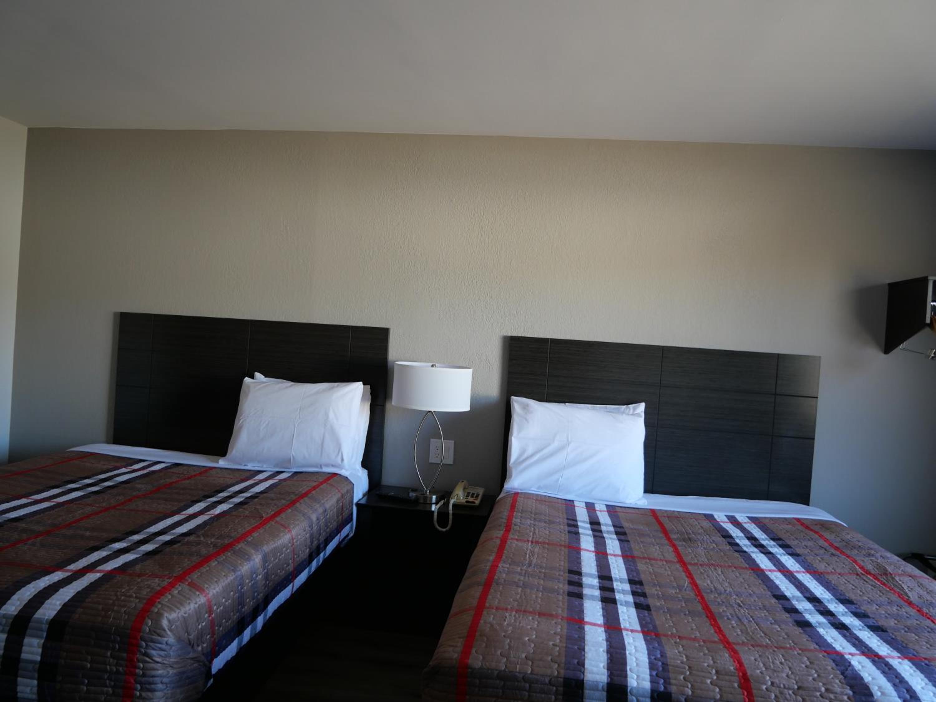 Queen Room with Two Queen Beds - Non-Smoking photo 2