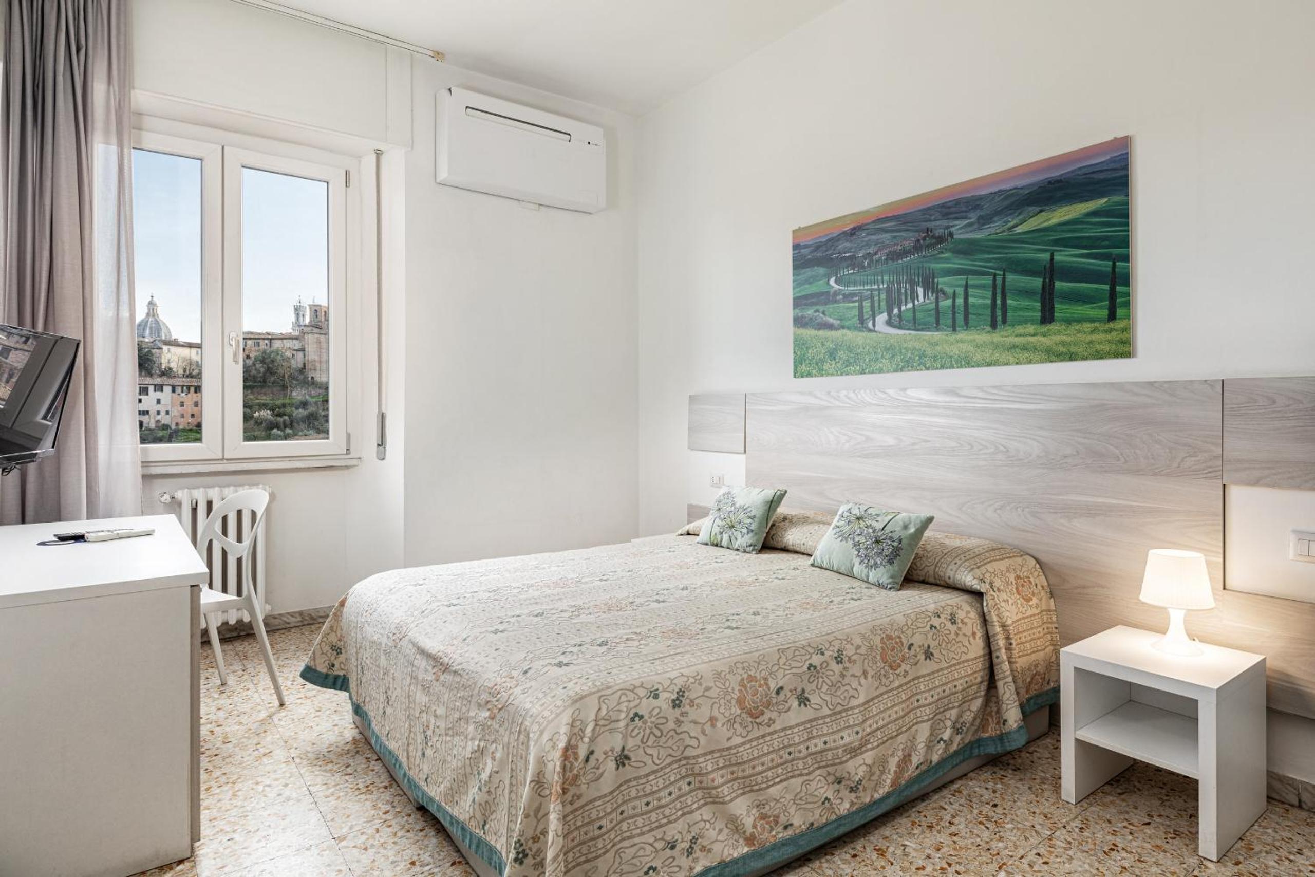 Standard Double Room with City View - Photo 5