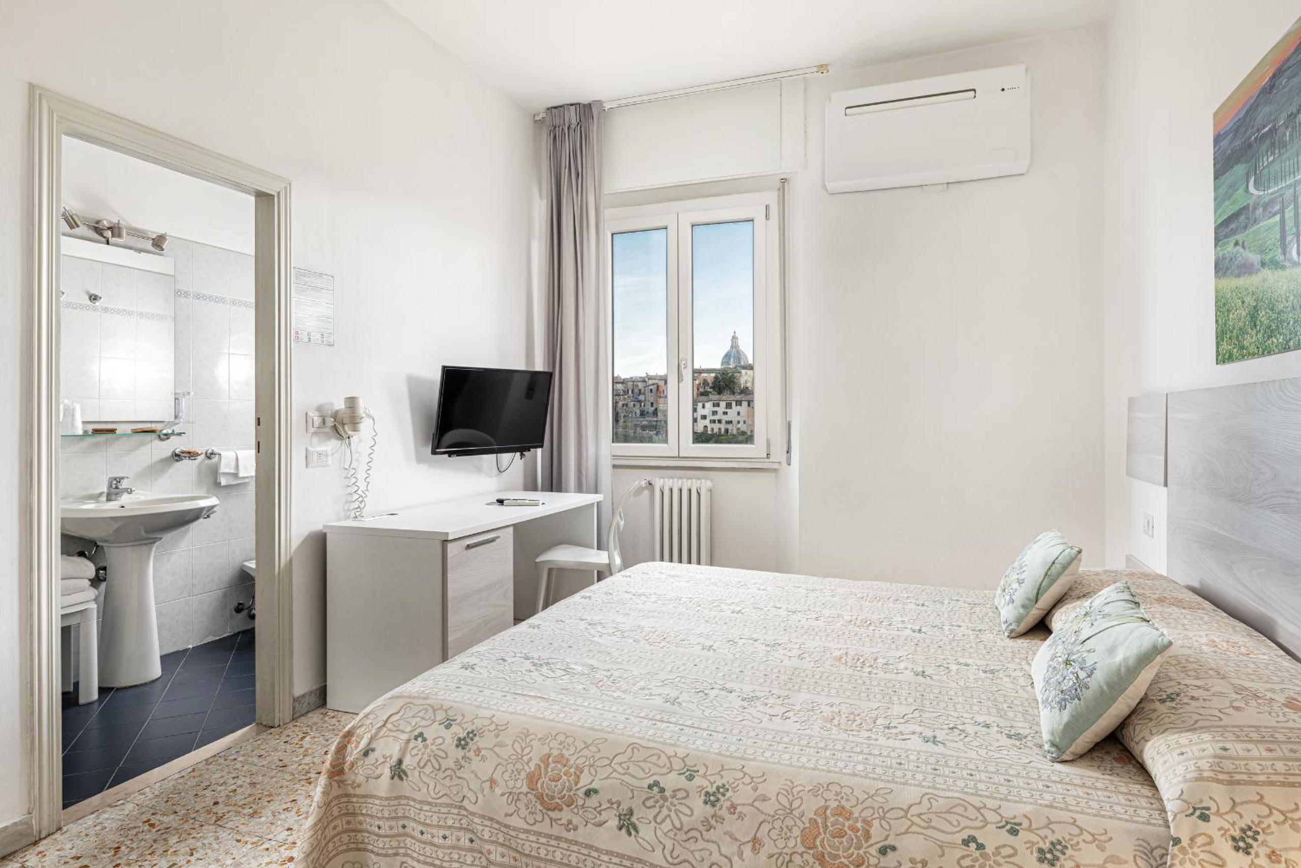 Standard Double Room with City View - Photo 2