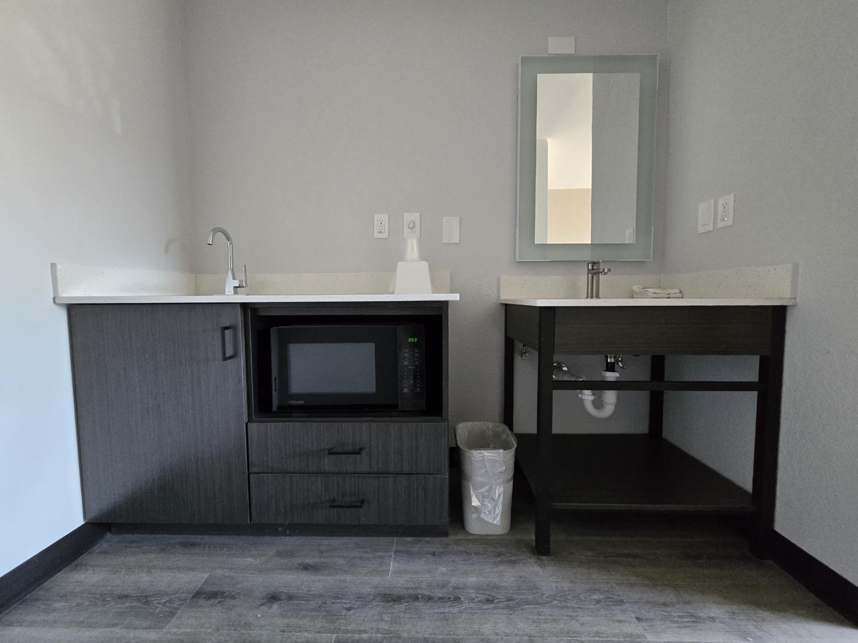 King Room - Non-Smoking photo 3