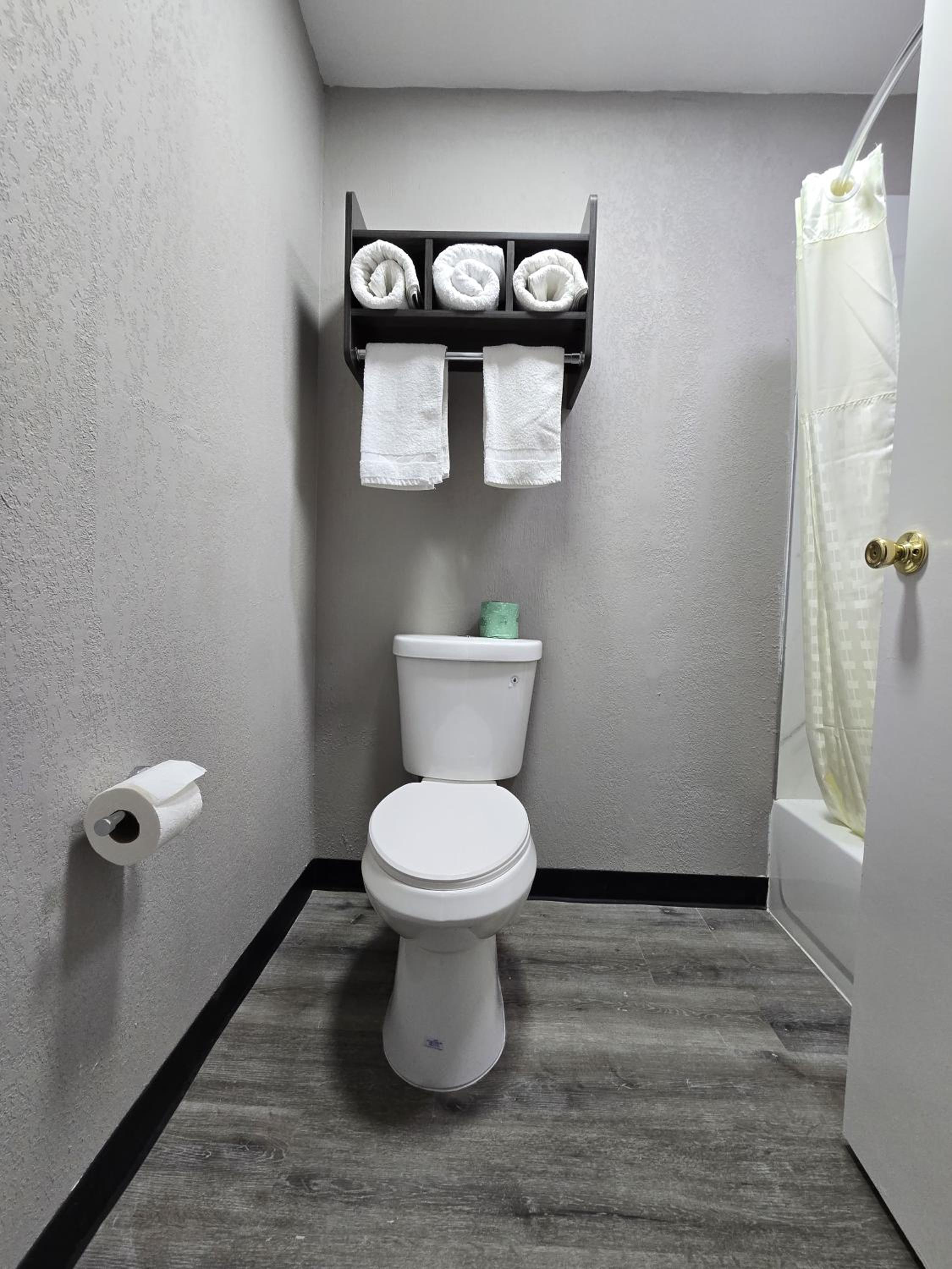 King Room - Non-Smoking photo 2