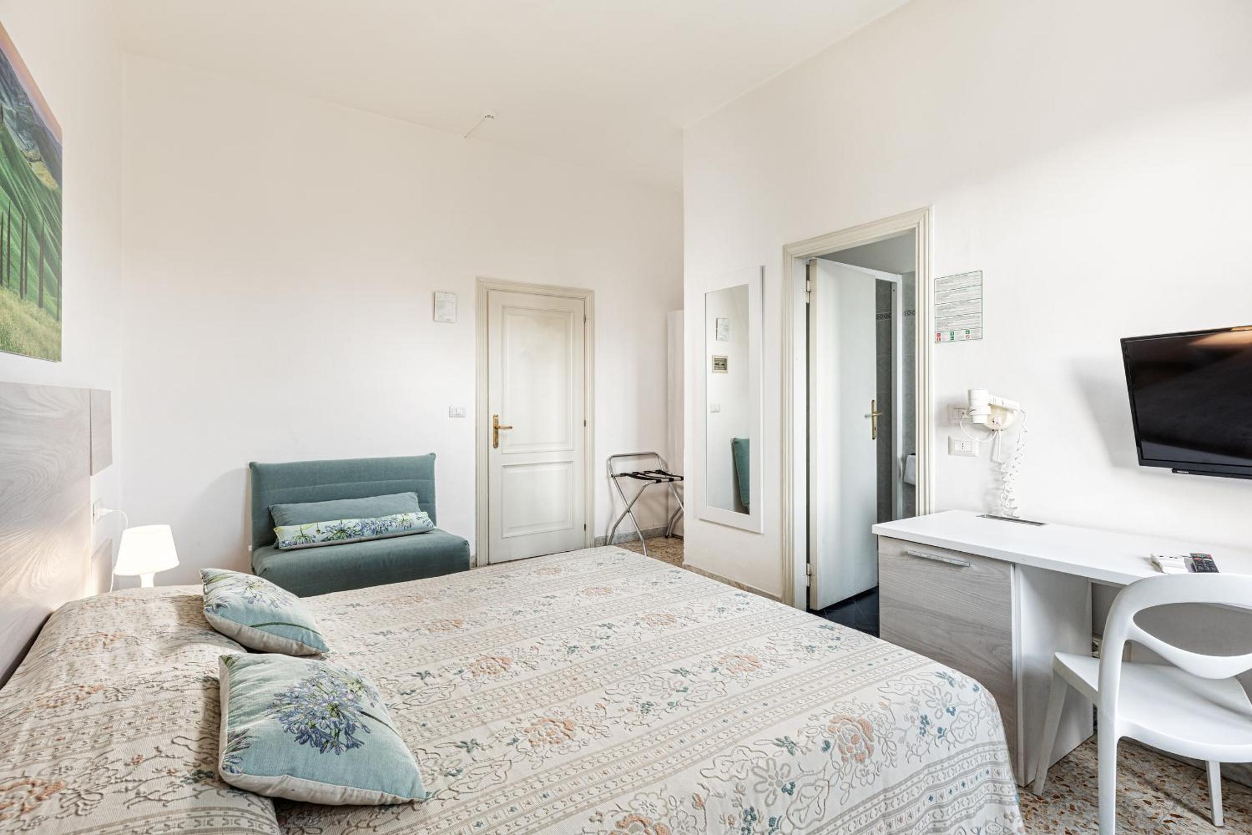Standard Double Room with City View - Photo 19