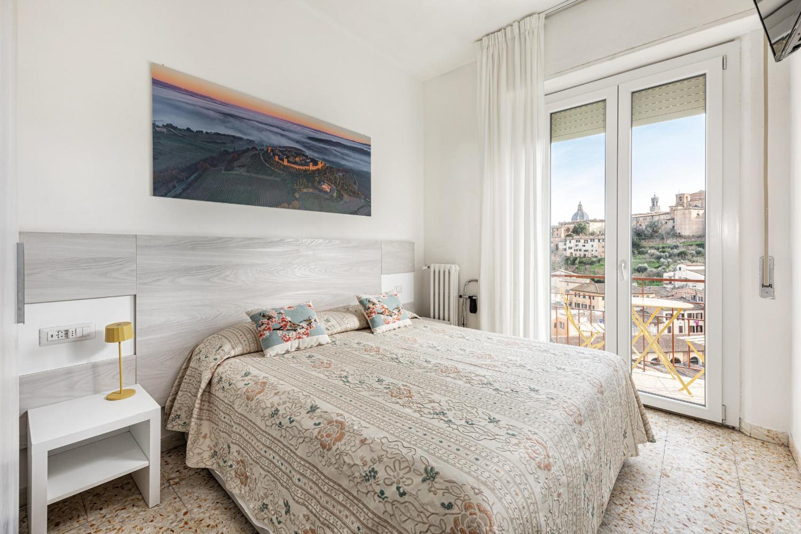 Standard Double Room with City View - Photo 3