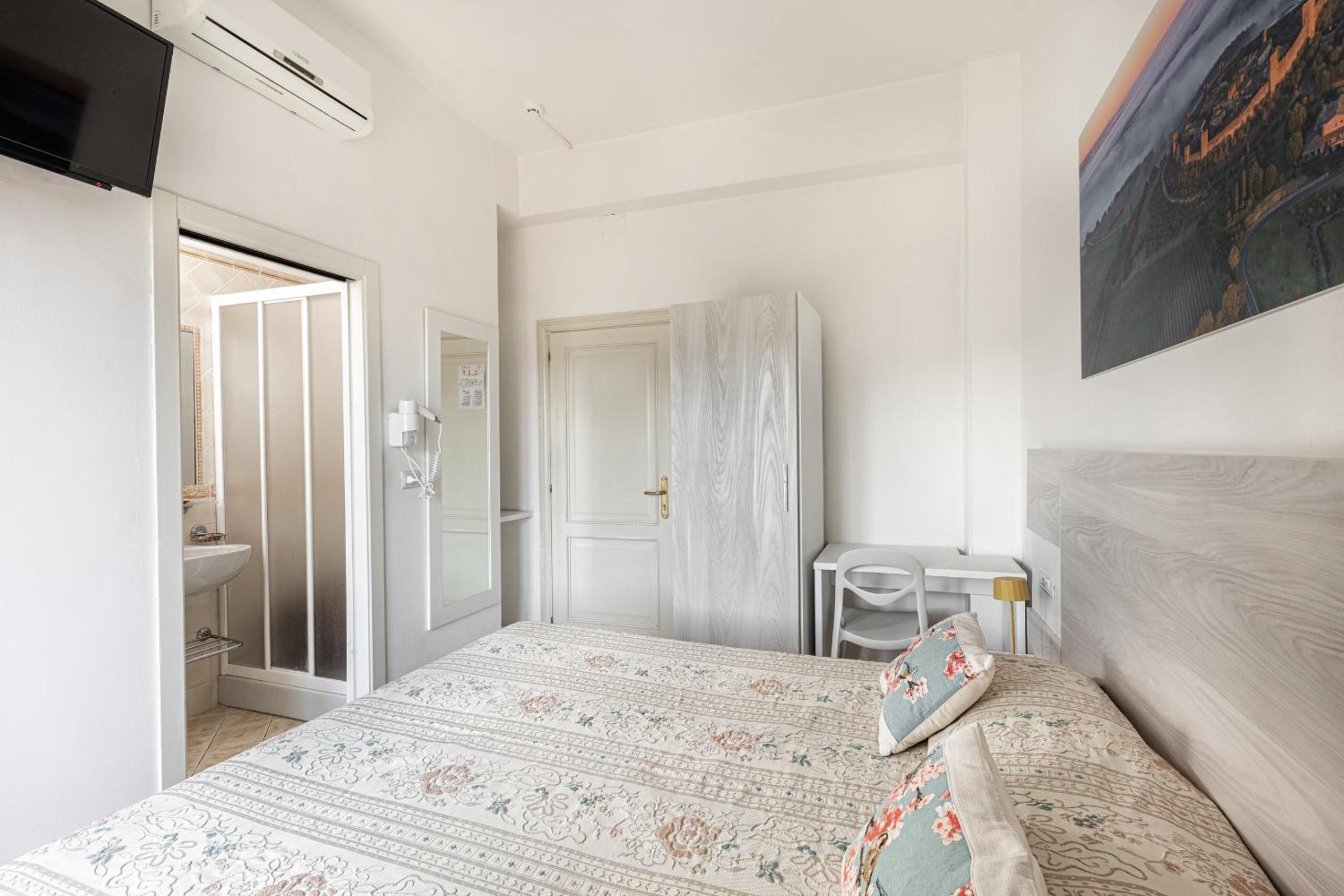 Standard Double Room with City View - Photo 25