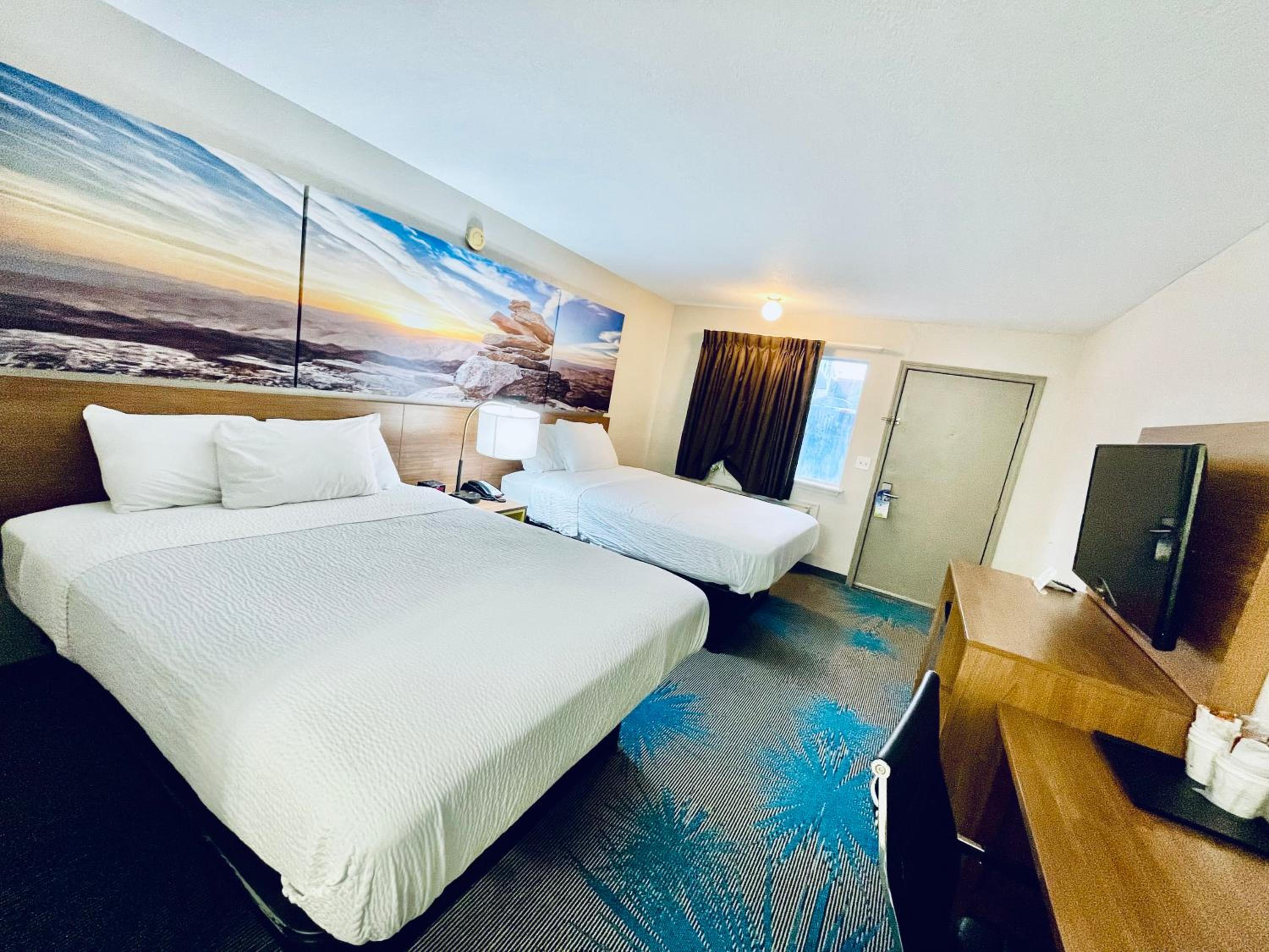 Queen Room with Two Queen Beds - Non-Smoking - Photo 1