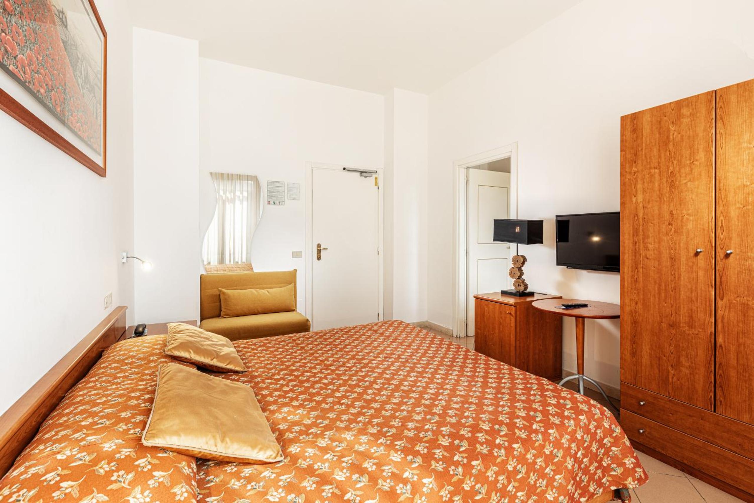 Superior Triple Room with City View - Photo 3