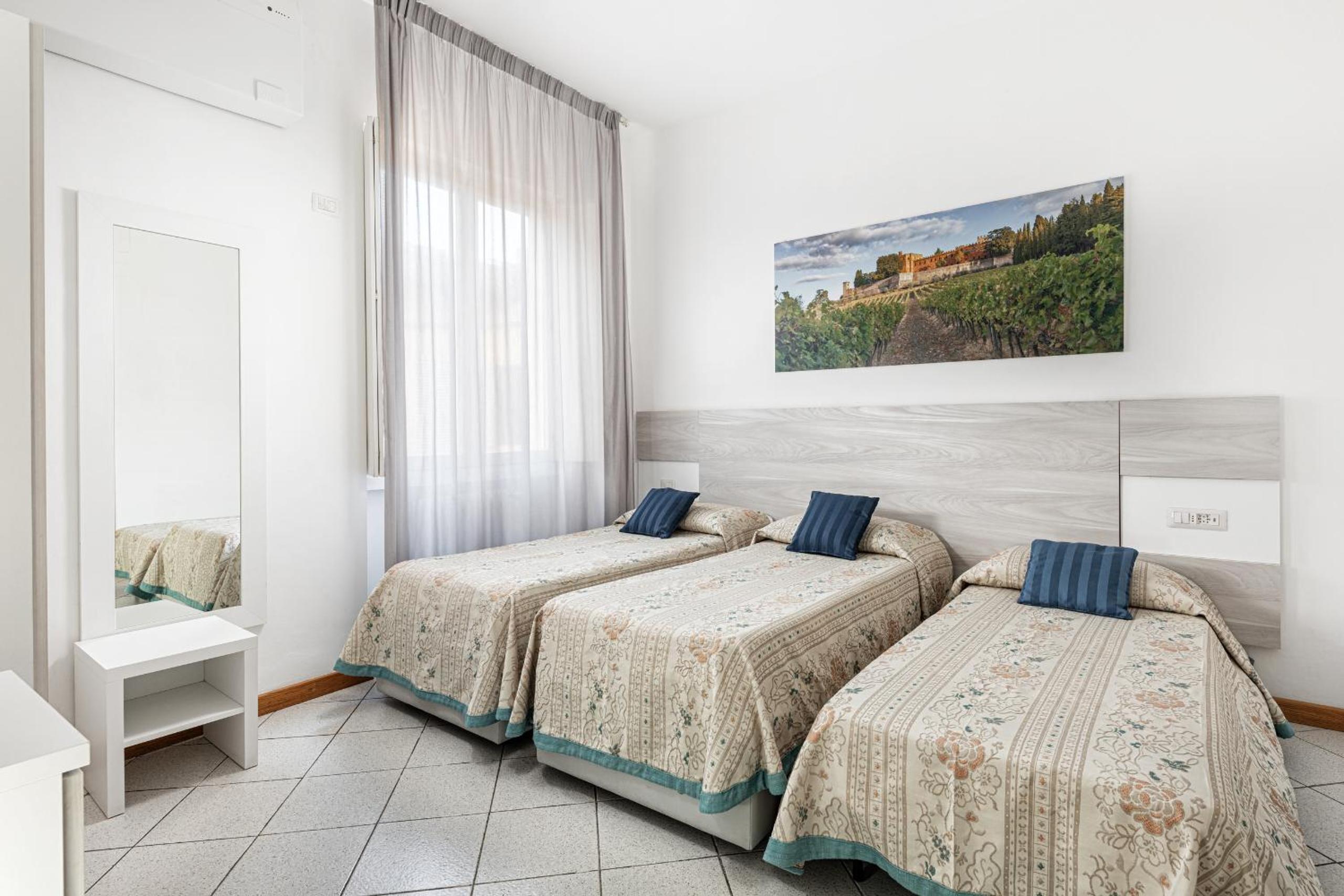 Economy Triple Room - Photo 4