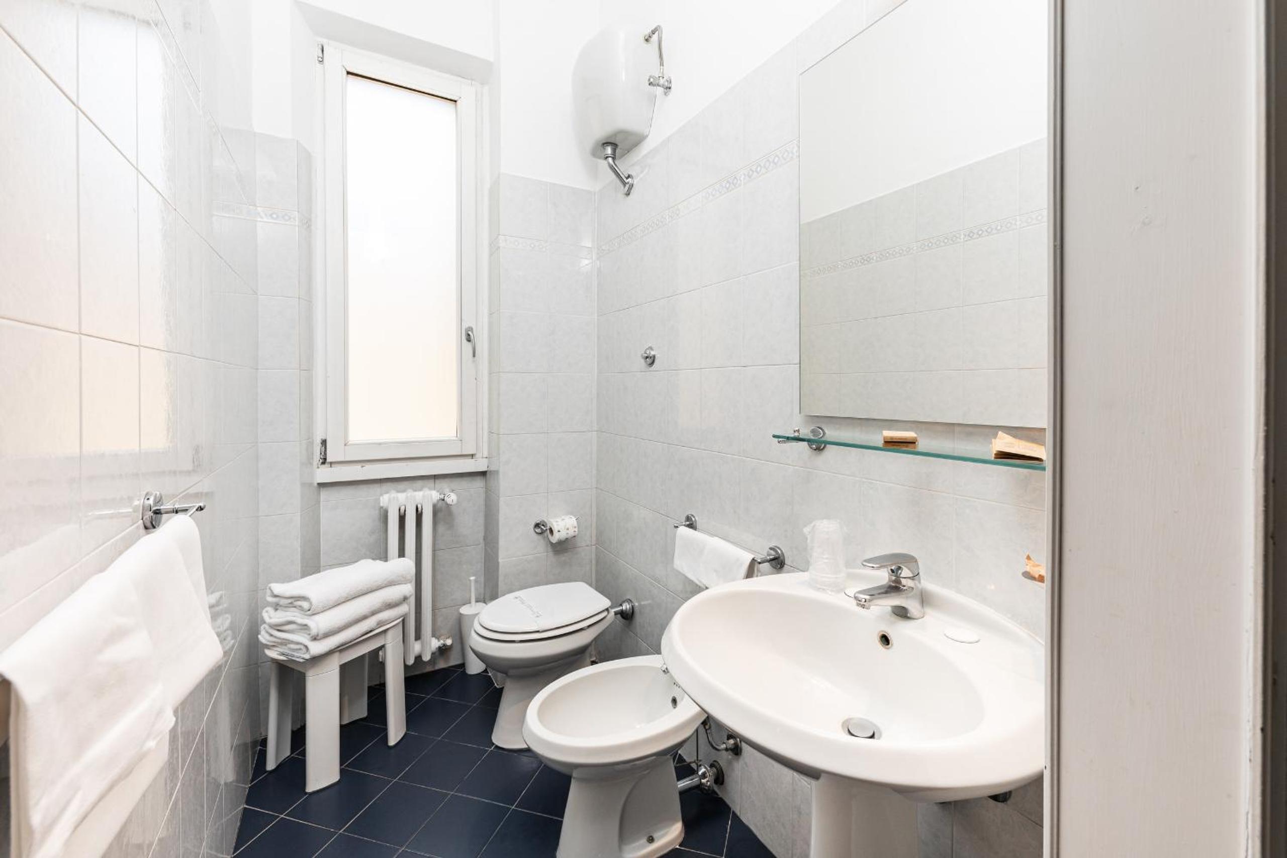 Economy Triple Room - Photo 11