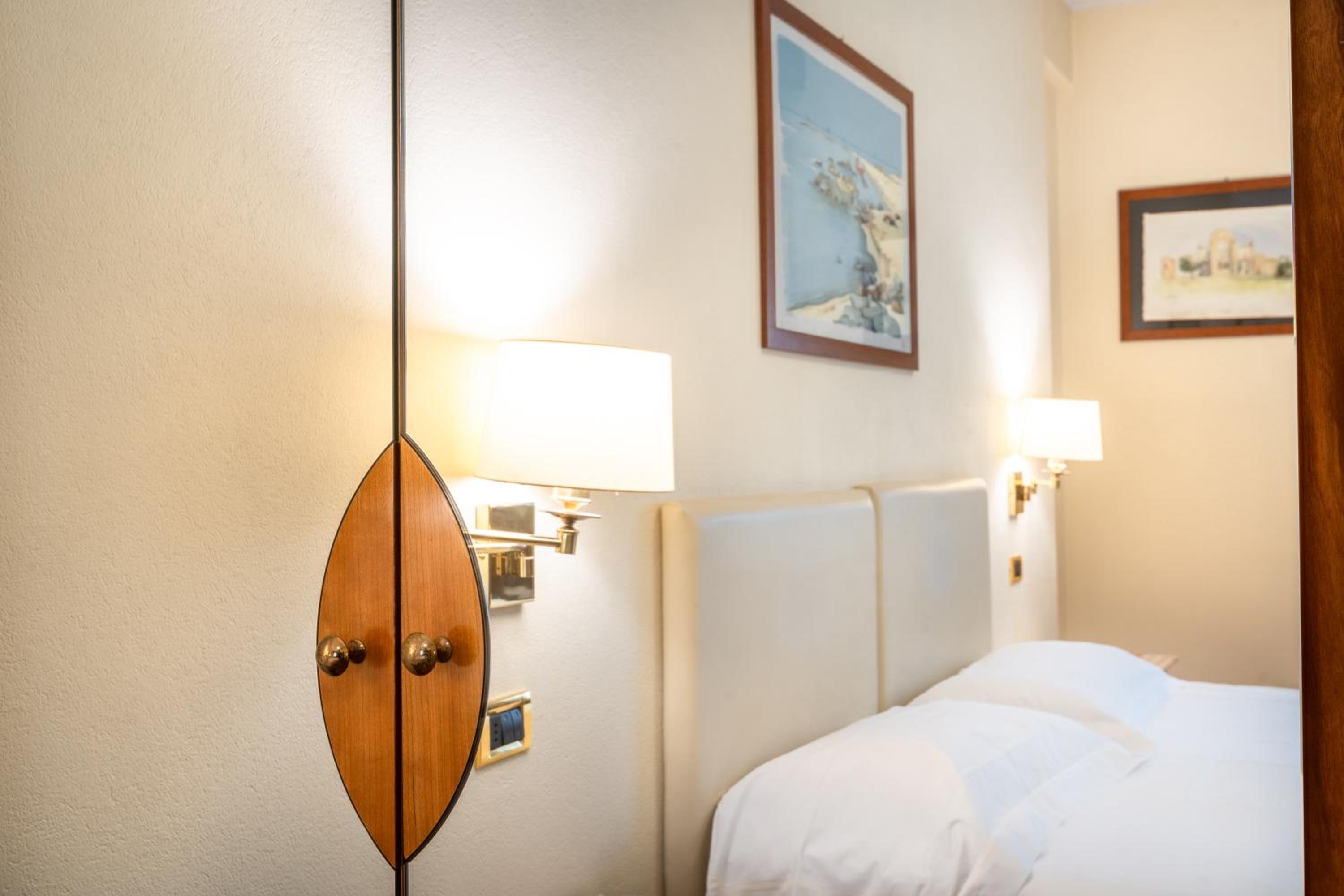 Standard Double or Twin Room photo 3