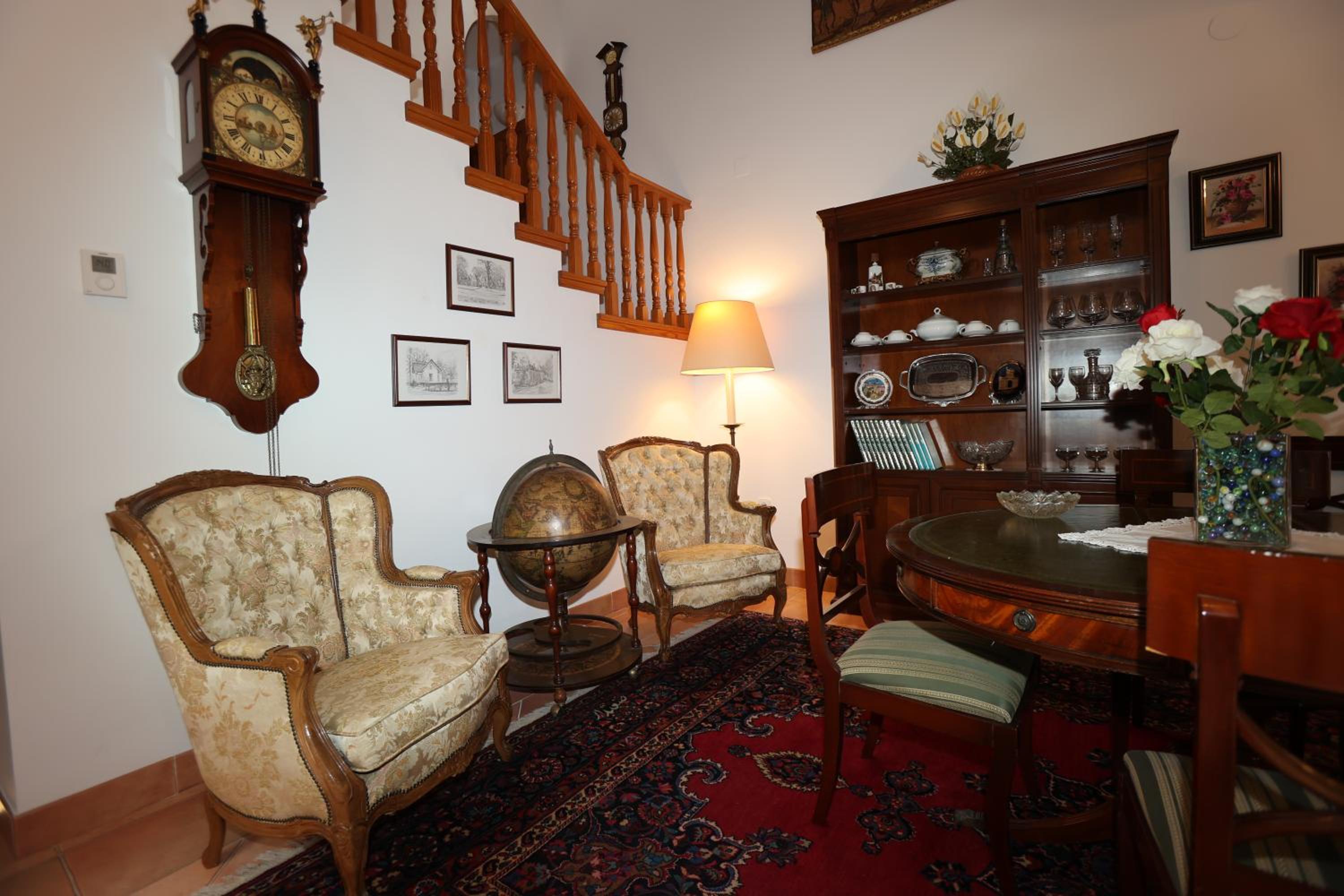 Five-Bedroom House photo 3